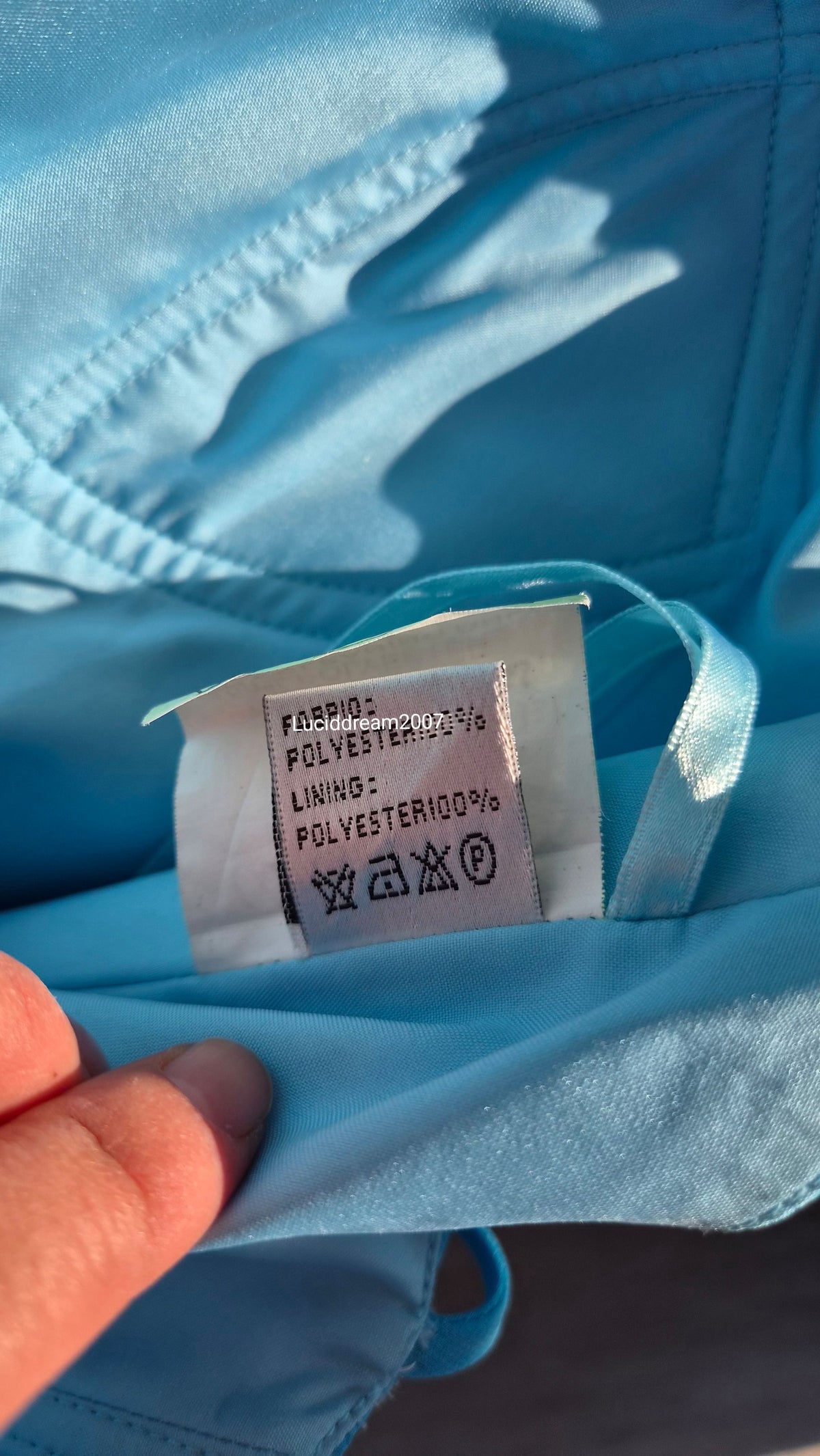 Robe bleue brodée de perles