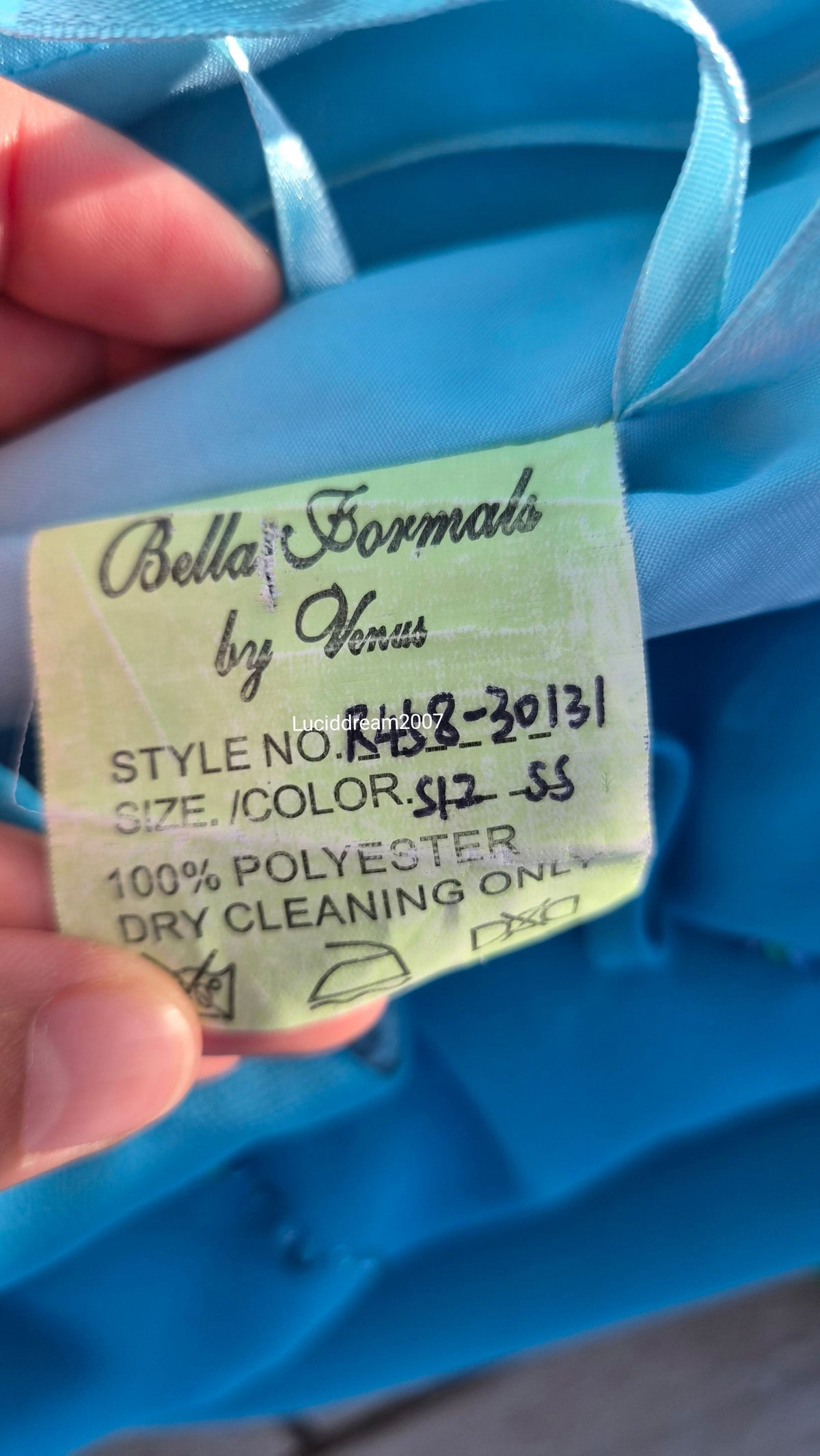 Robe bleue brodée de perles