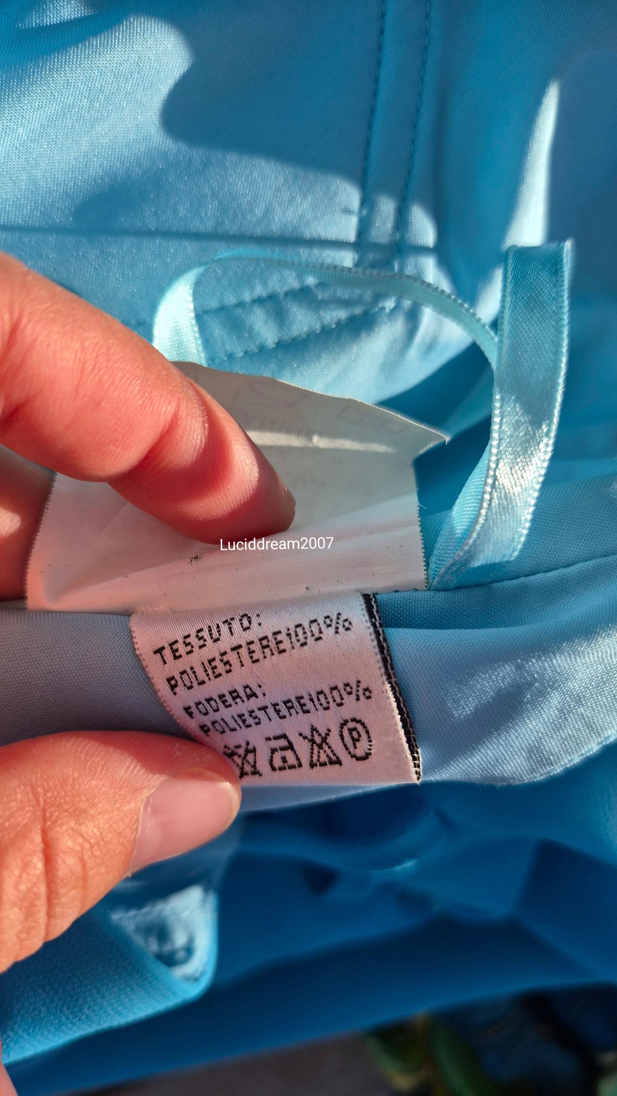 Robe bleue brodée de perles