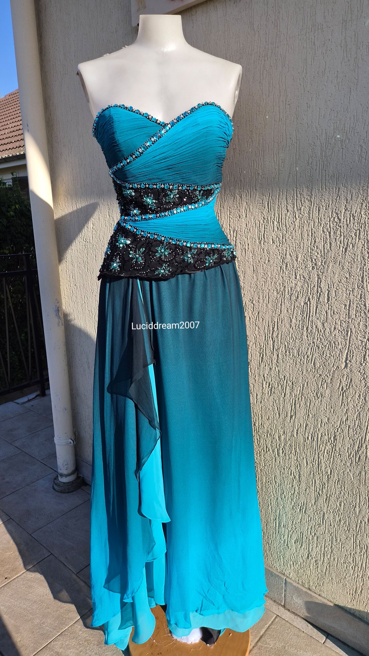 Robe bustier en soie brodée bleue et noire