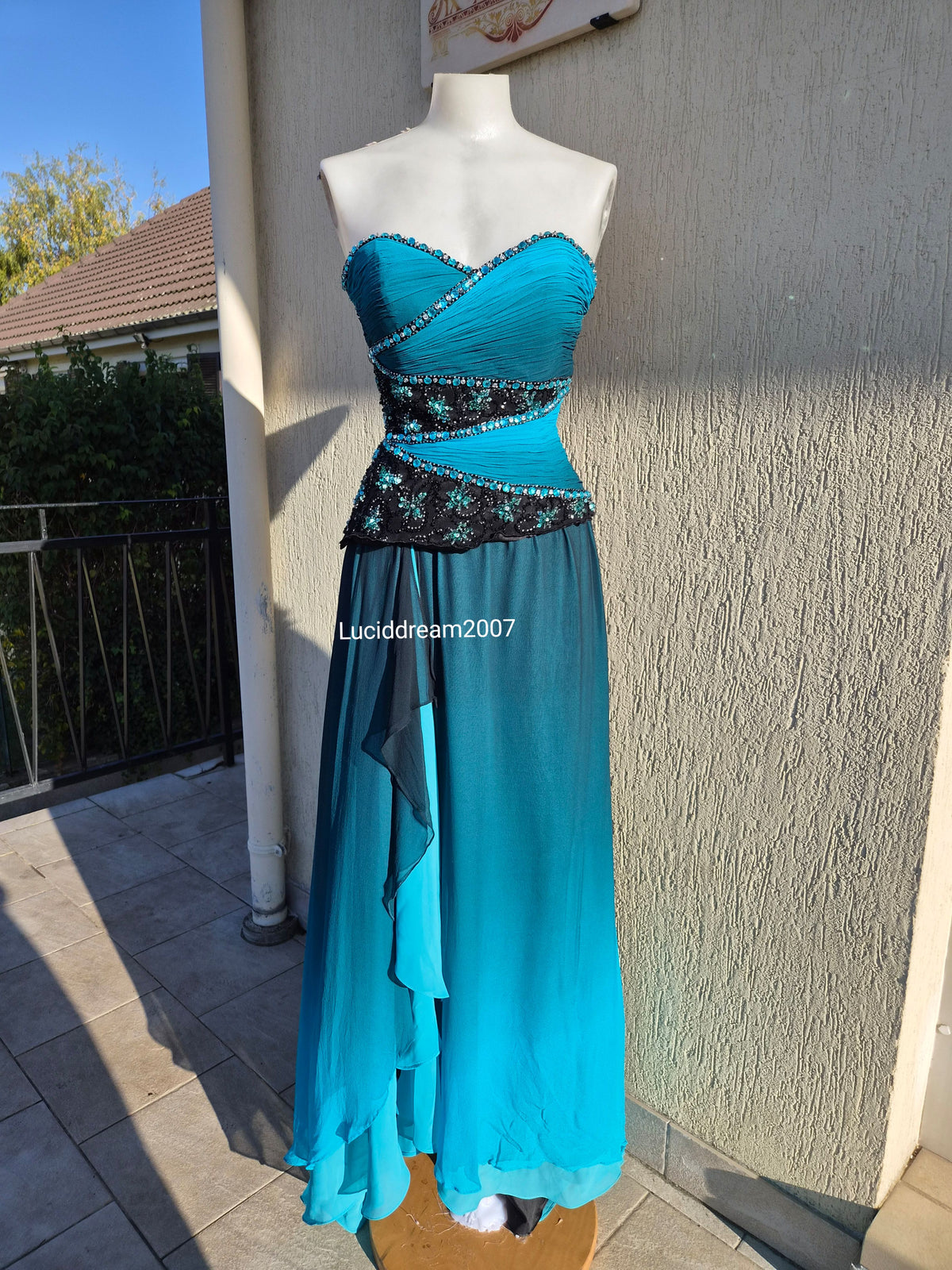 Robe bustier en soie brodée bleue et noire