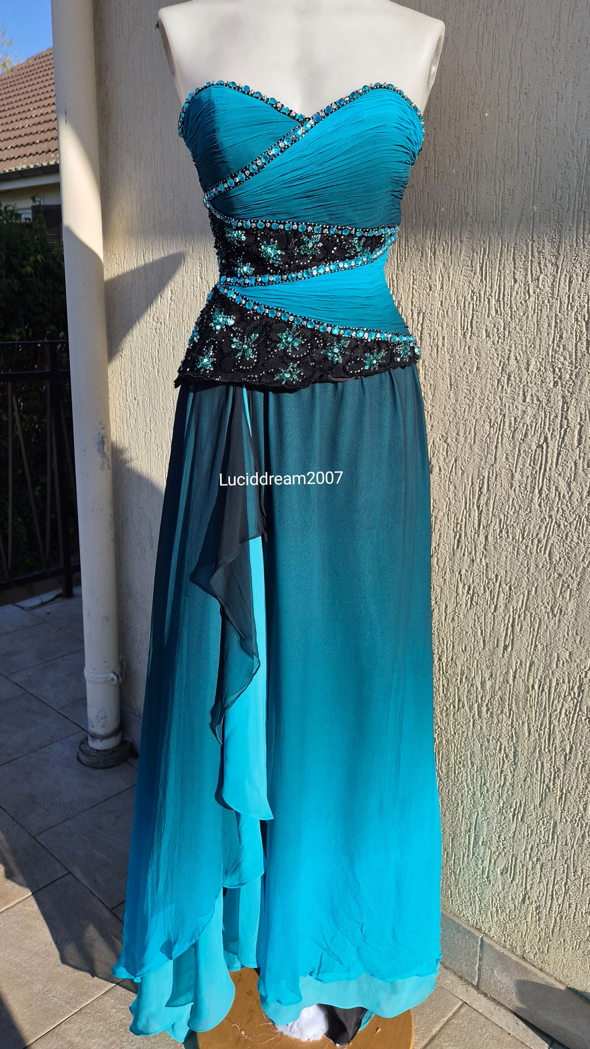 Robe bustier en soie brodée bleue et noire
