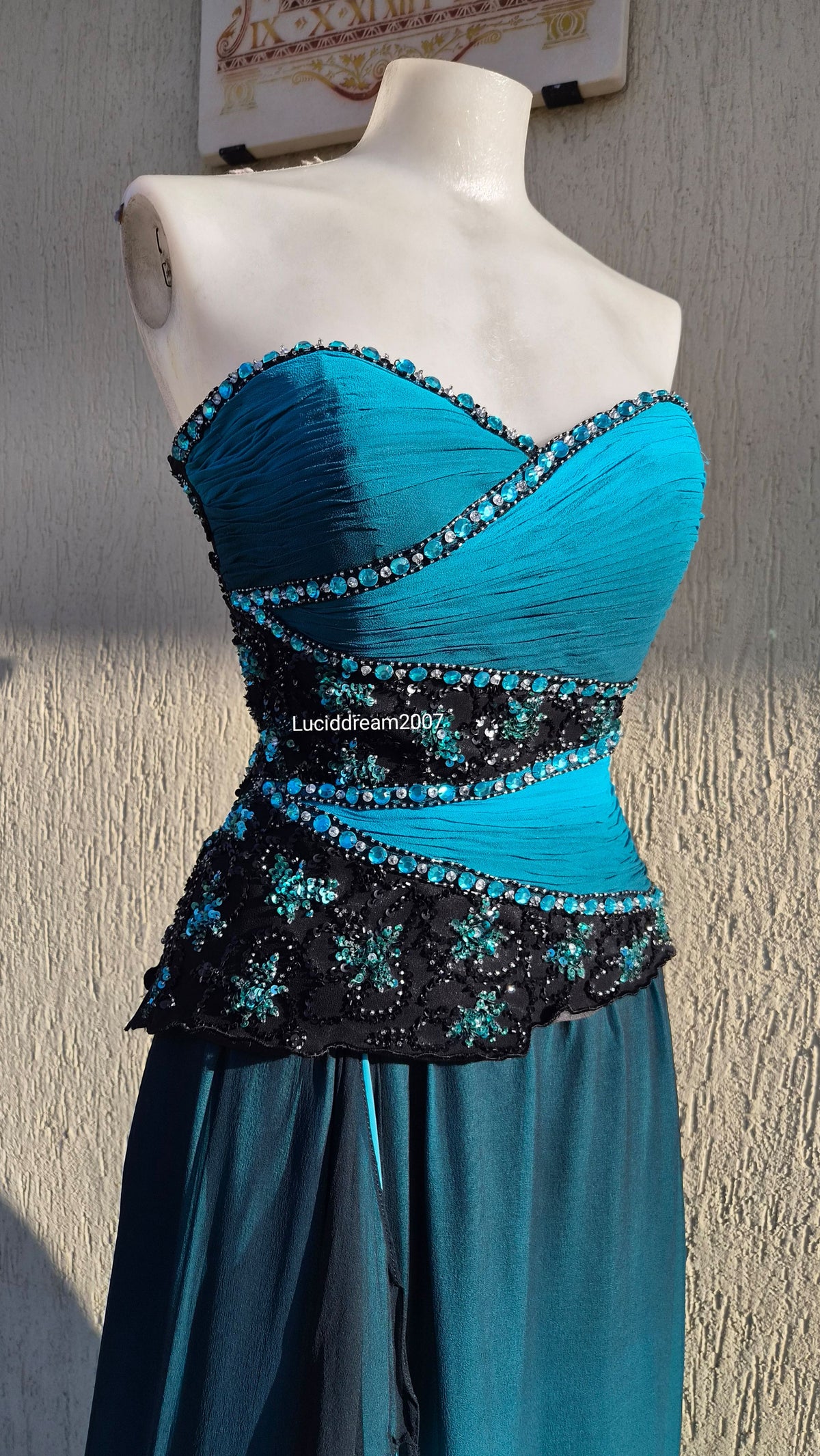 Robe bustier en soie brodée bleue et noire