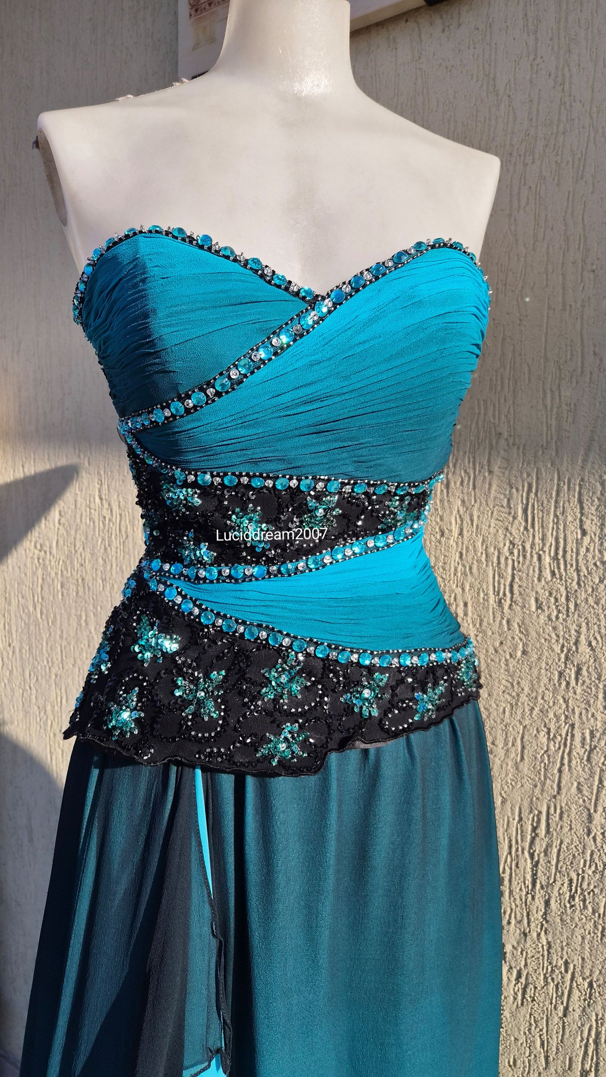 Robe bustier en soie brodée bleue et noire