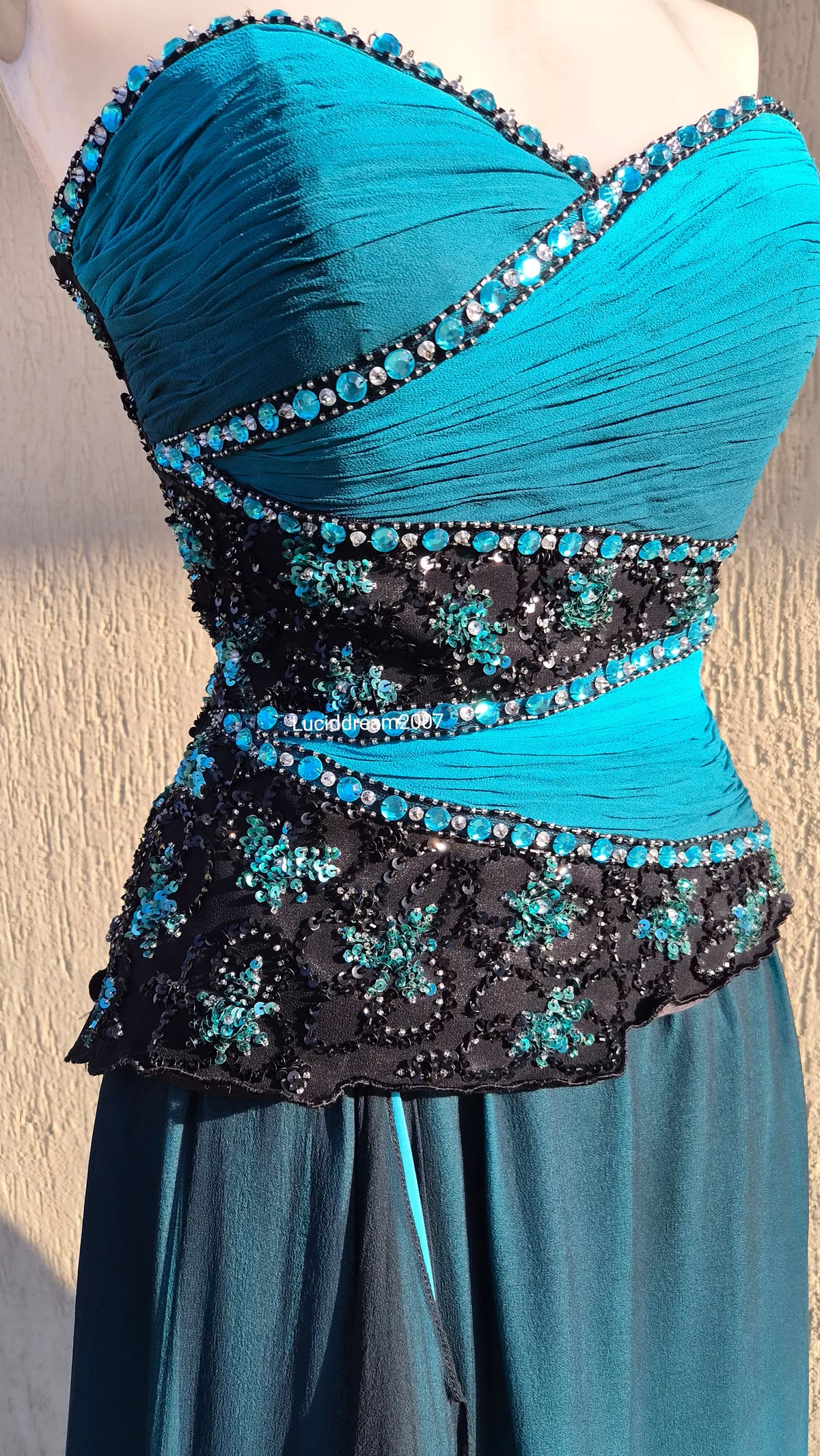 Robe bustier en soie brodée bleue et noire