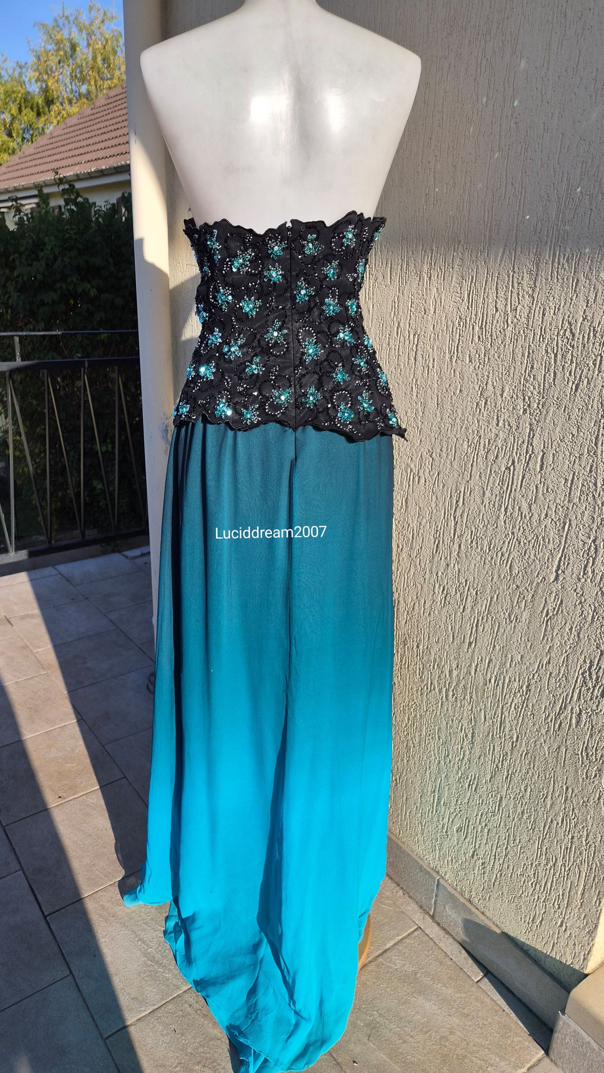 Robe bustier en soie brodée bleue et noire