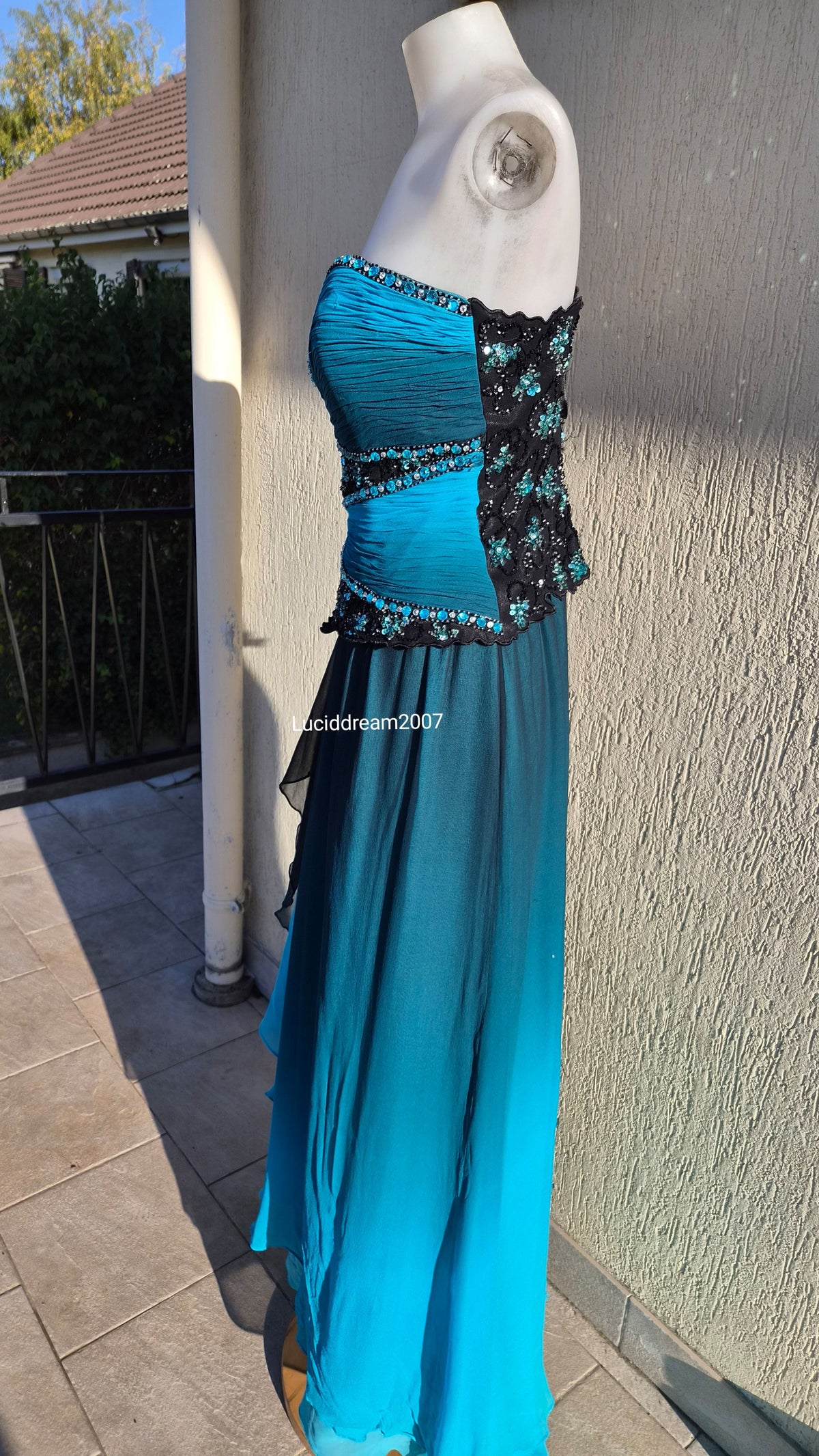 Robe bustier en soie brodée bleue et noire