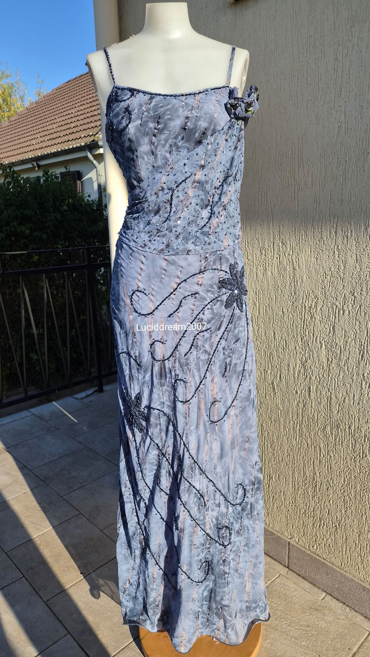 Robe brodée grise