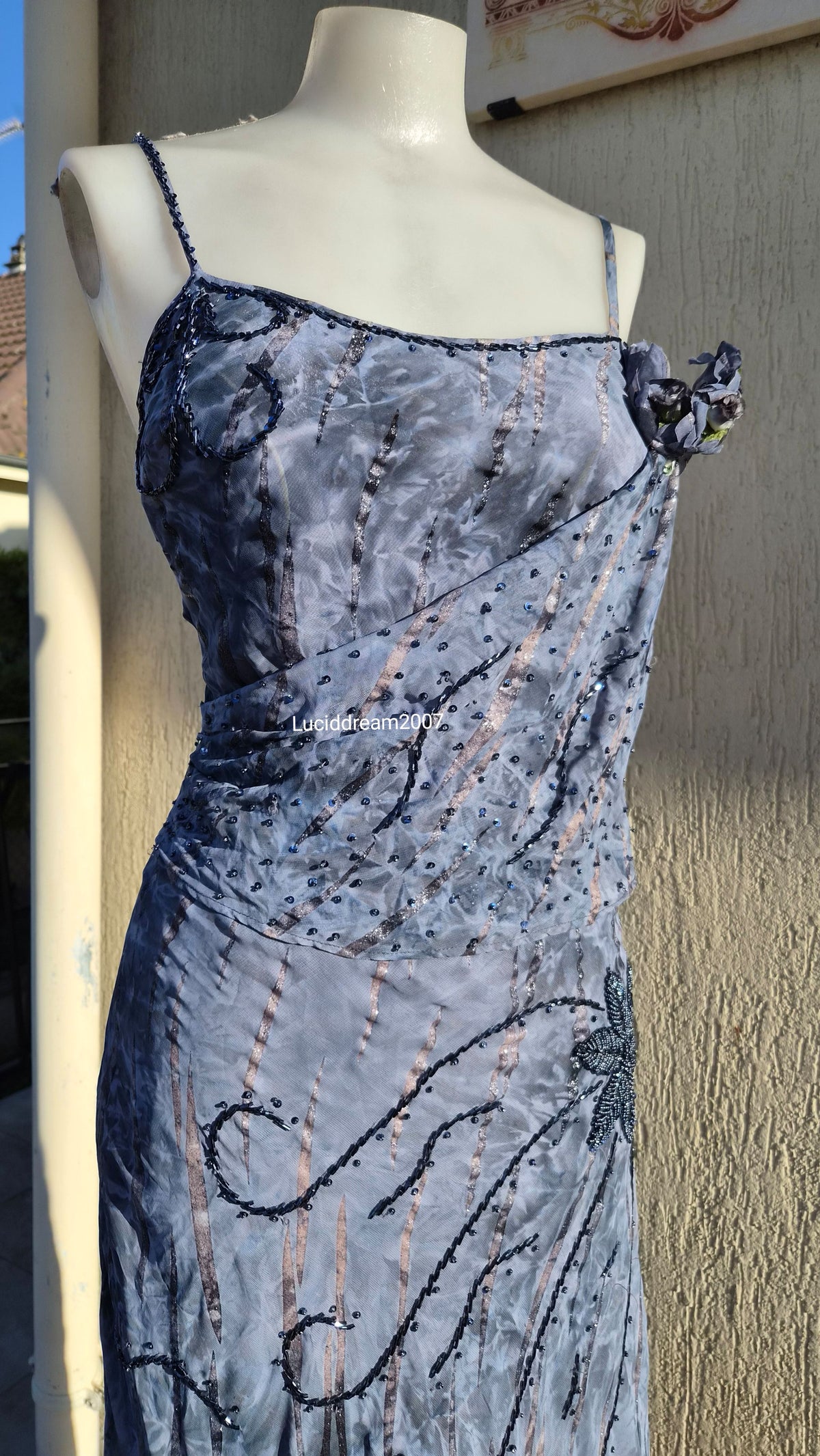Robe brodée grise