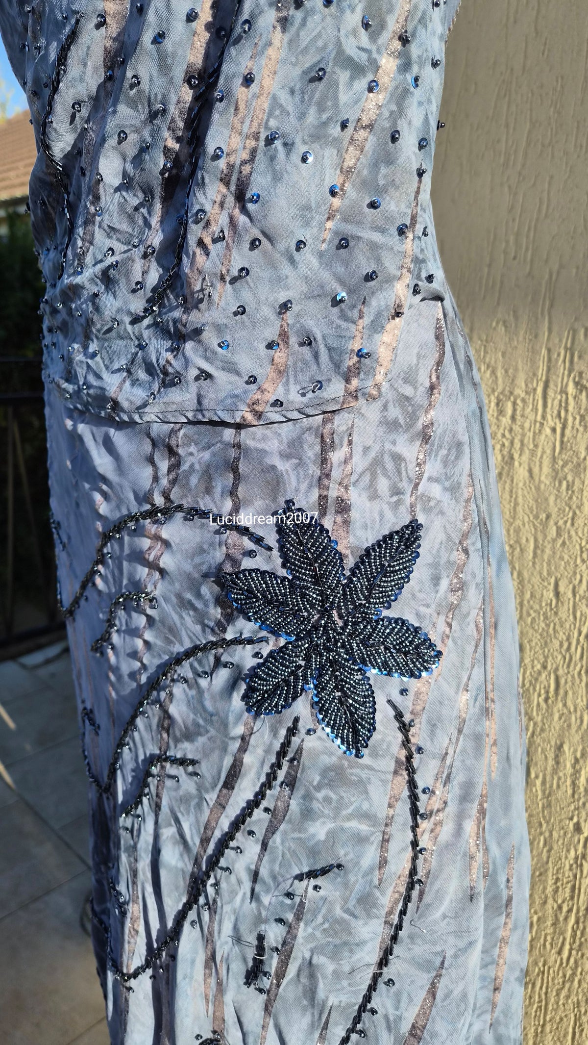 Robe brodée grise