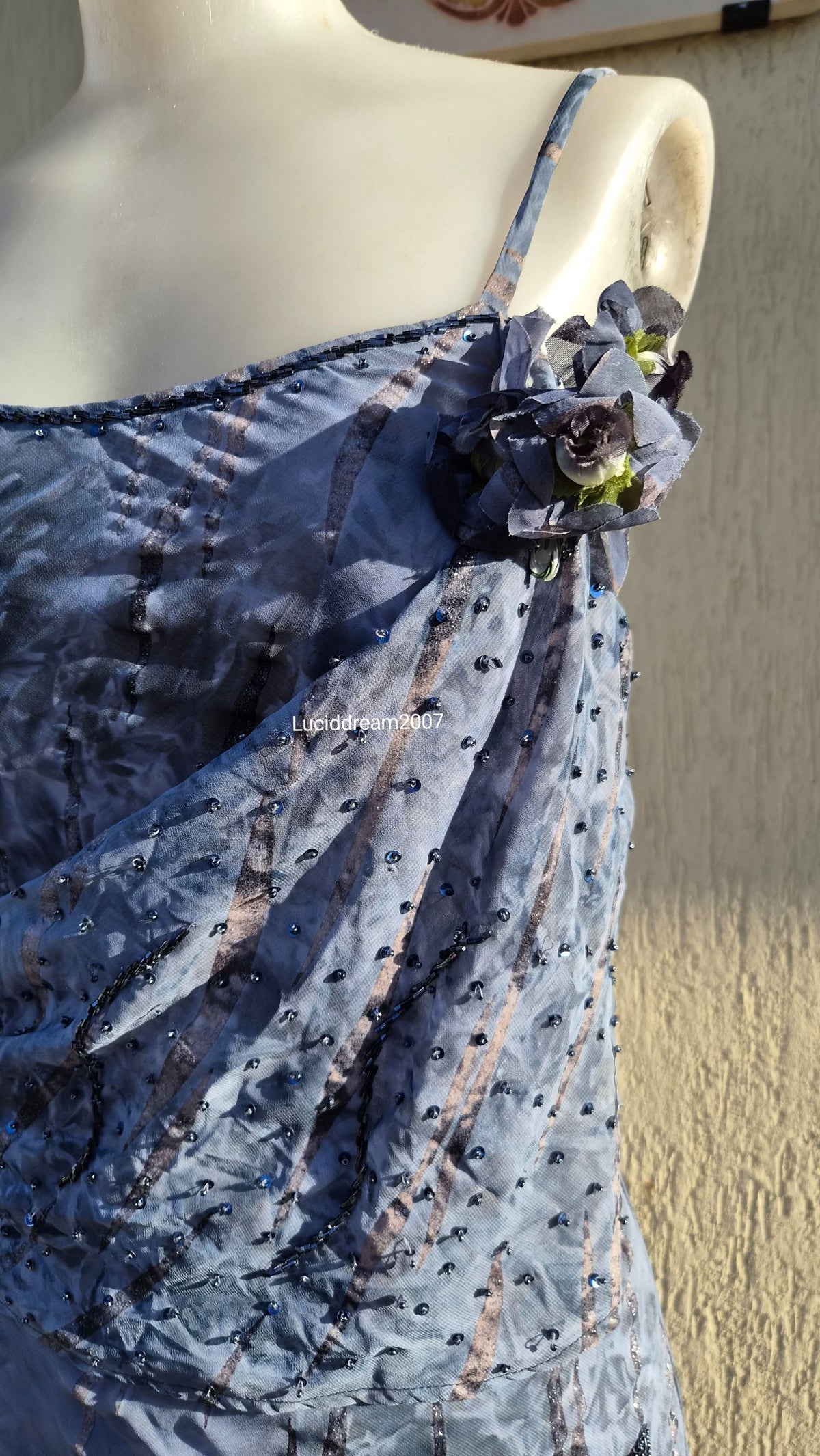 Robe brodée grise