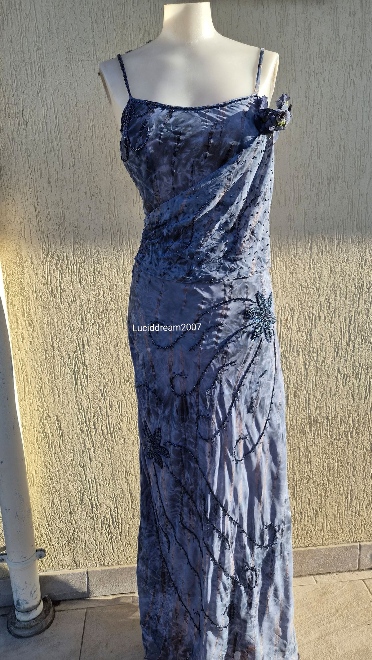 Robe brodée grise