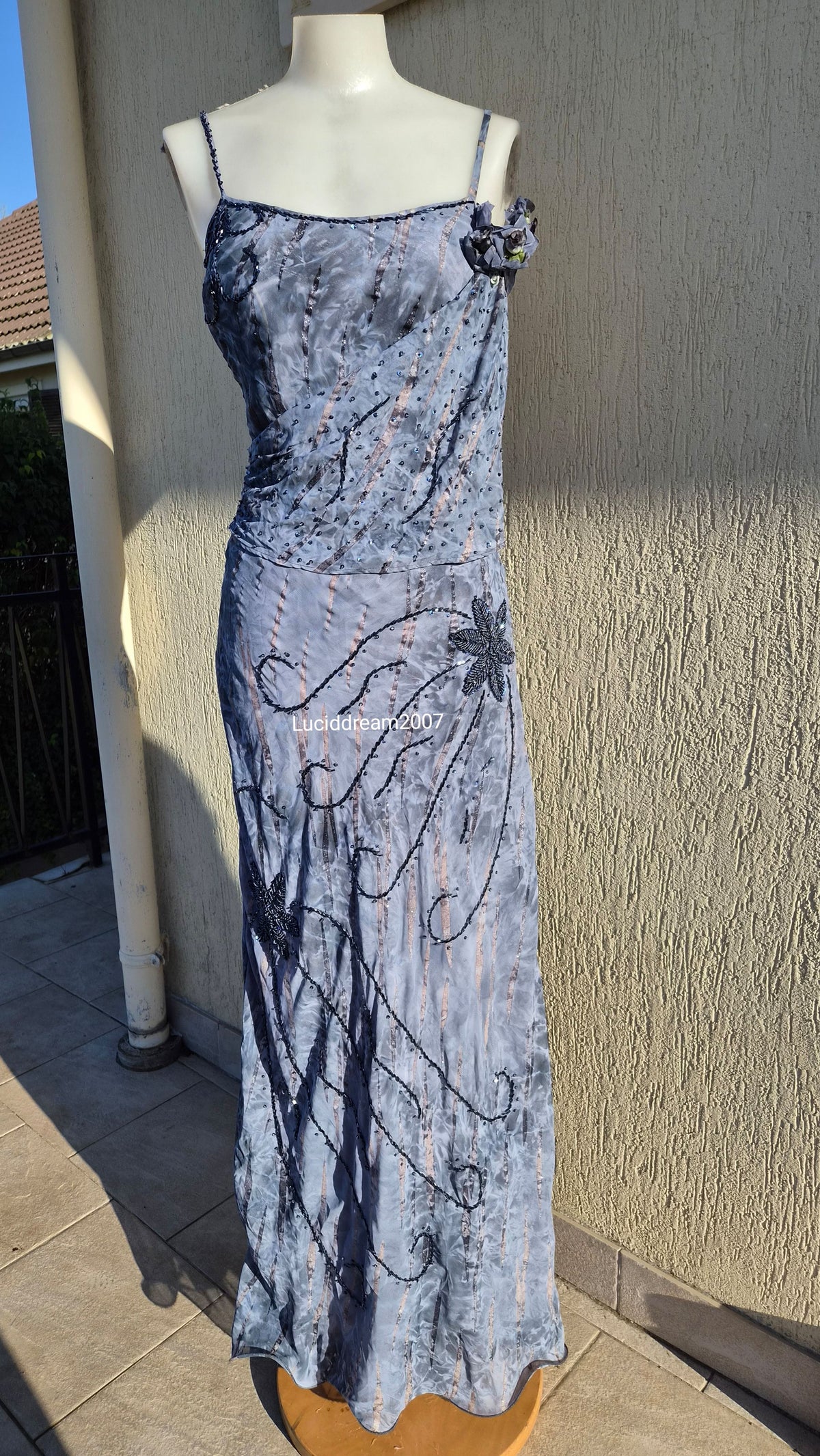 Robe brodée grise