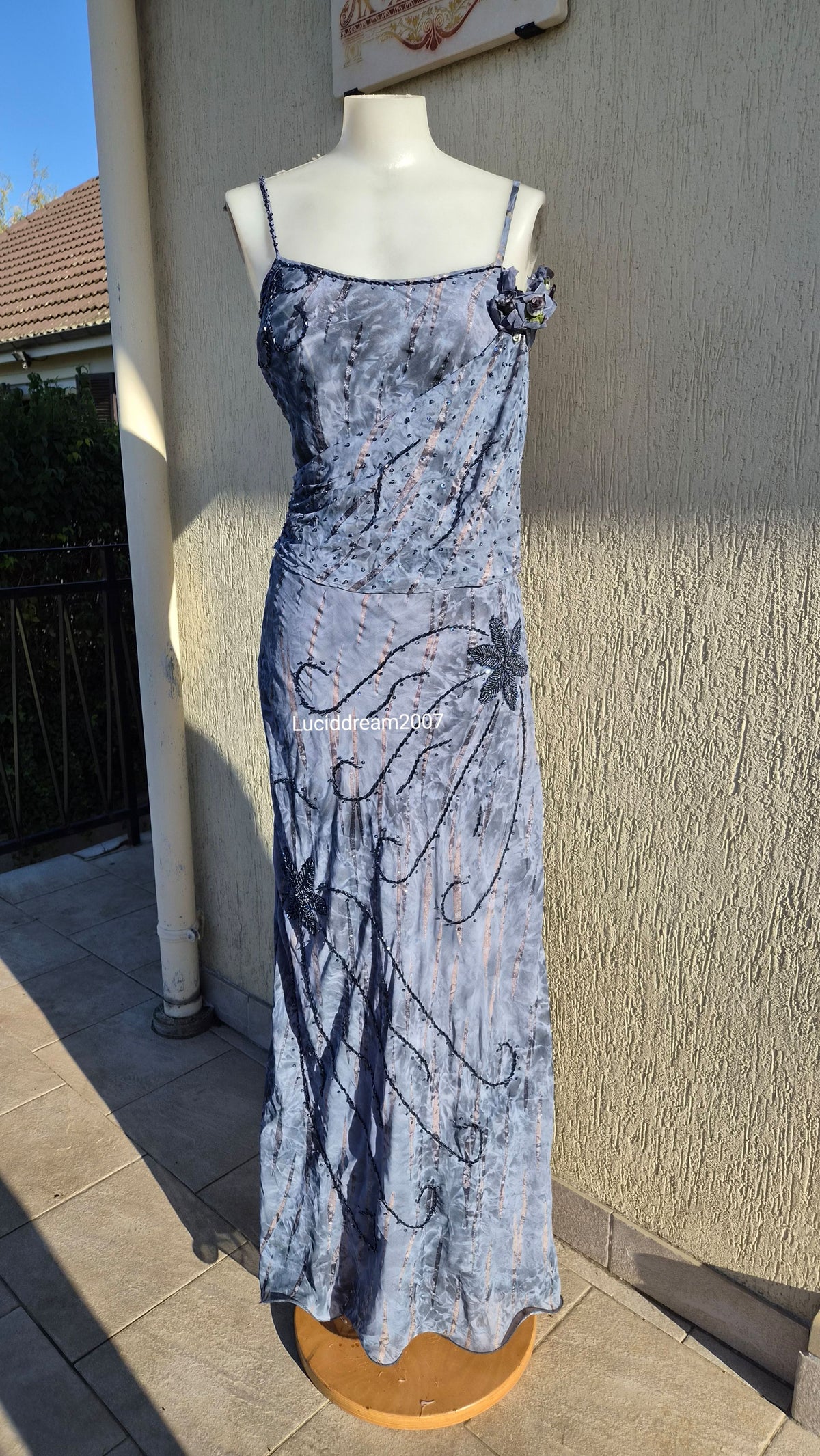 Robe brodée grise