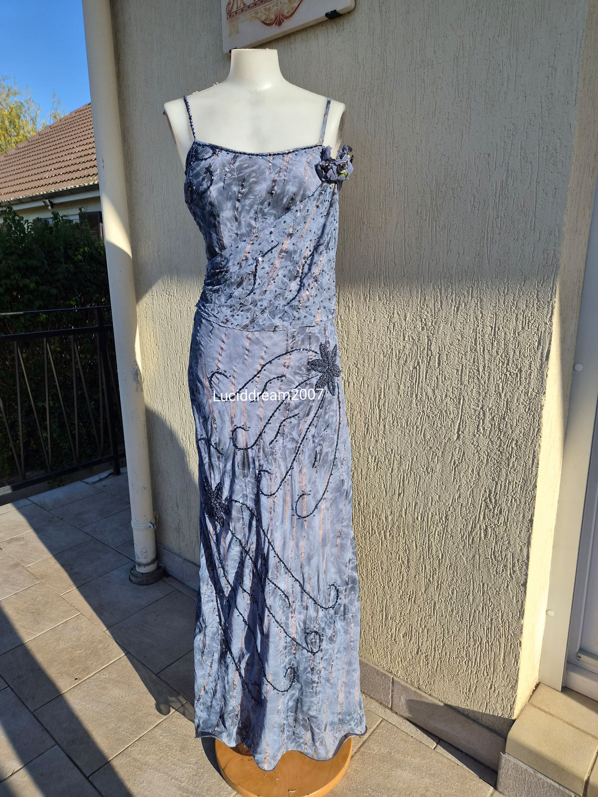 Robe brodée grise