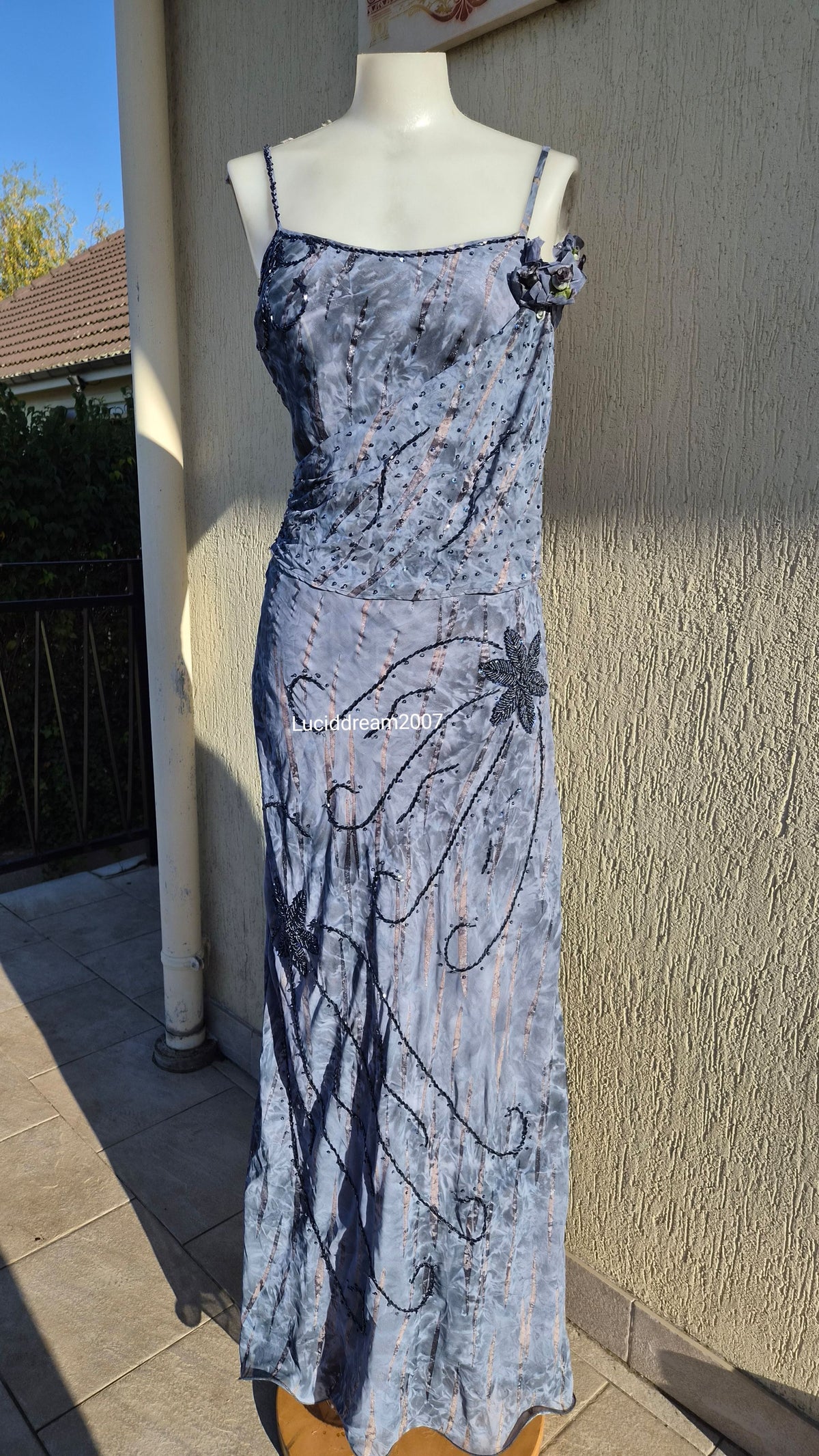 Robe brodée grise