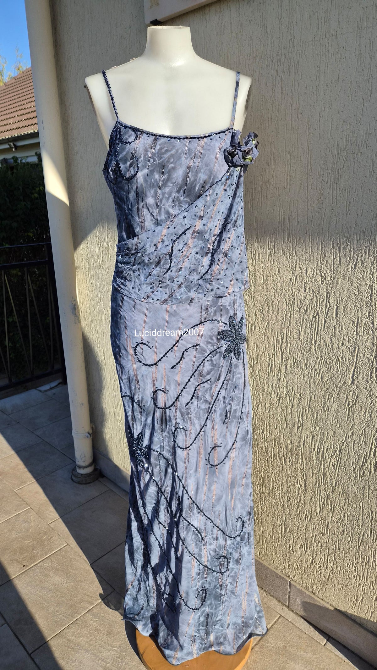 Robe brodée grise