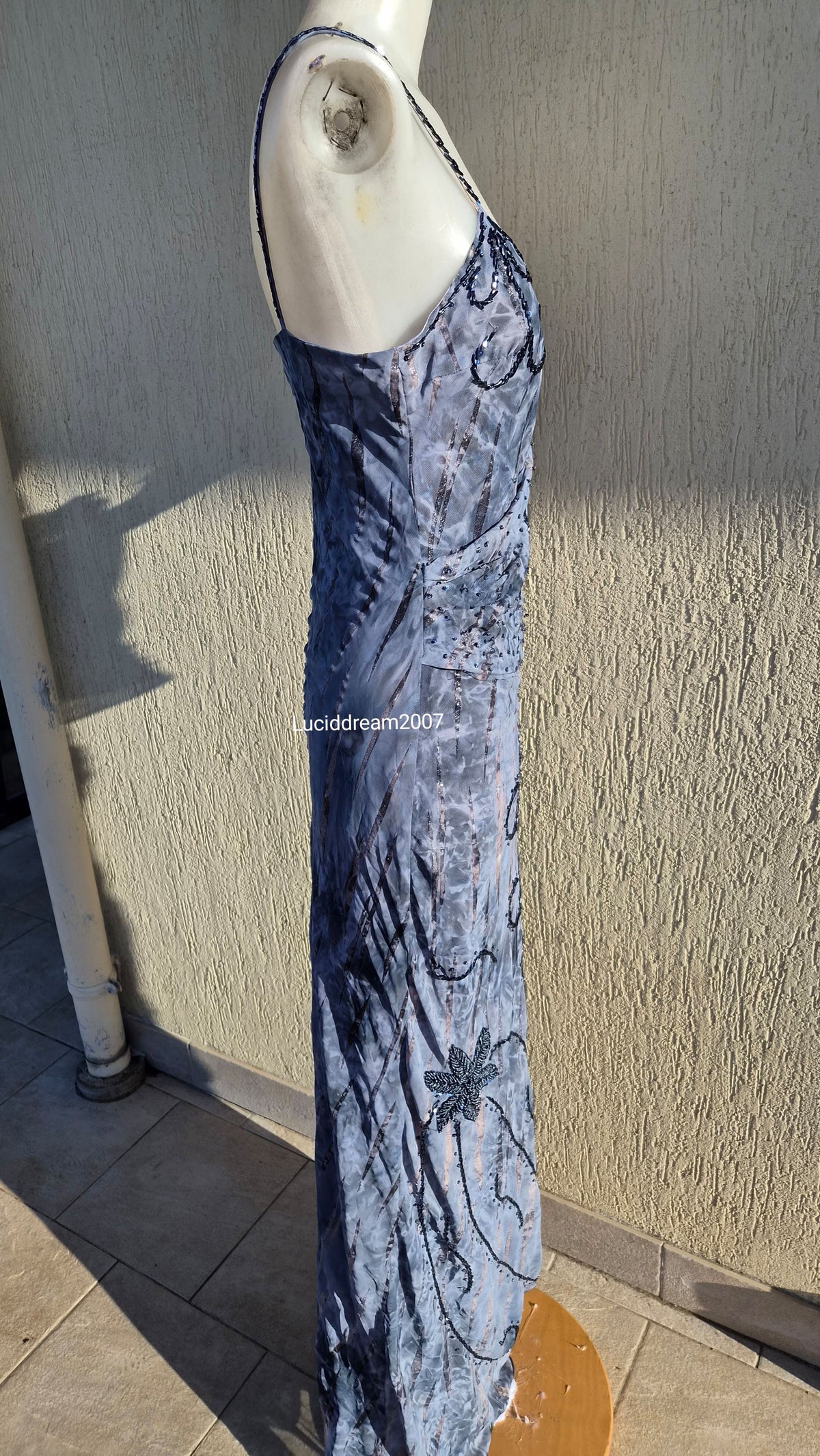 Robe brodée grise