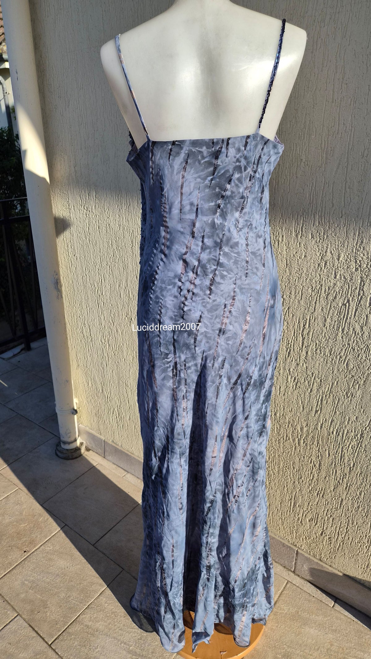 Robe brodée grise