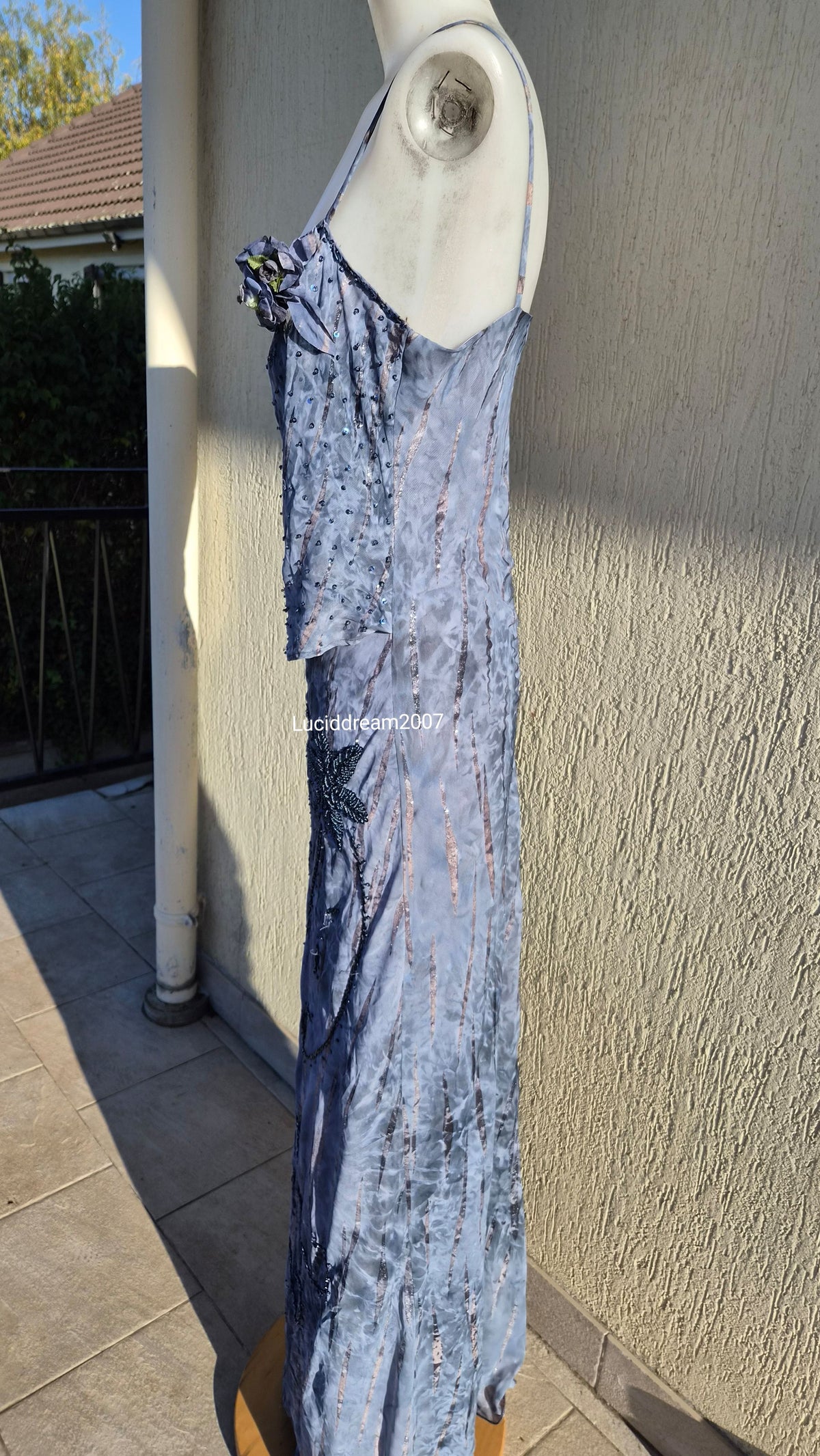 Robe brodée grise