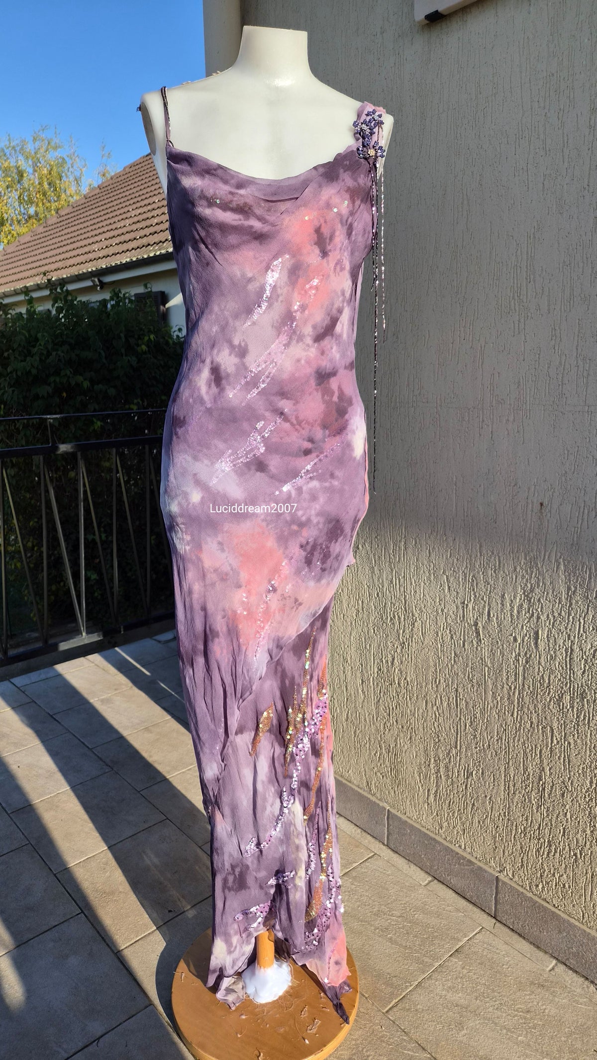 Robe en soie brodée Yve London