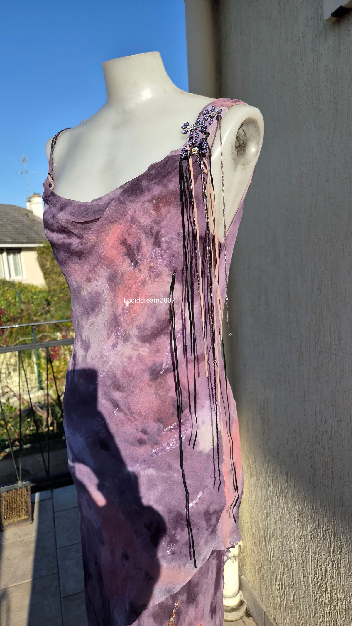 Robe en soie brodée Yve London