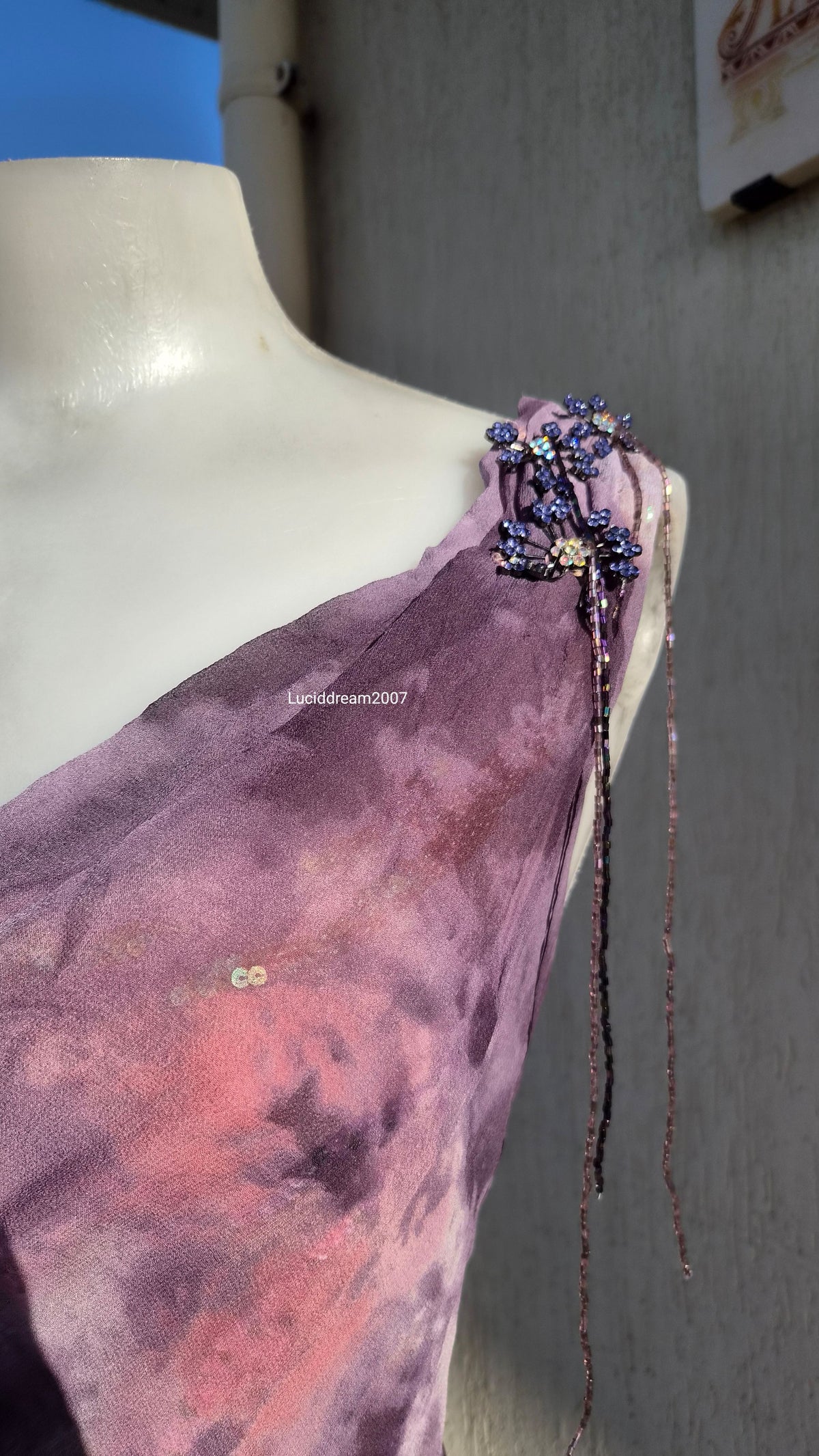 Robe en soie brodée Yve London