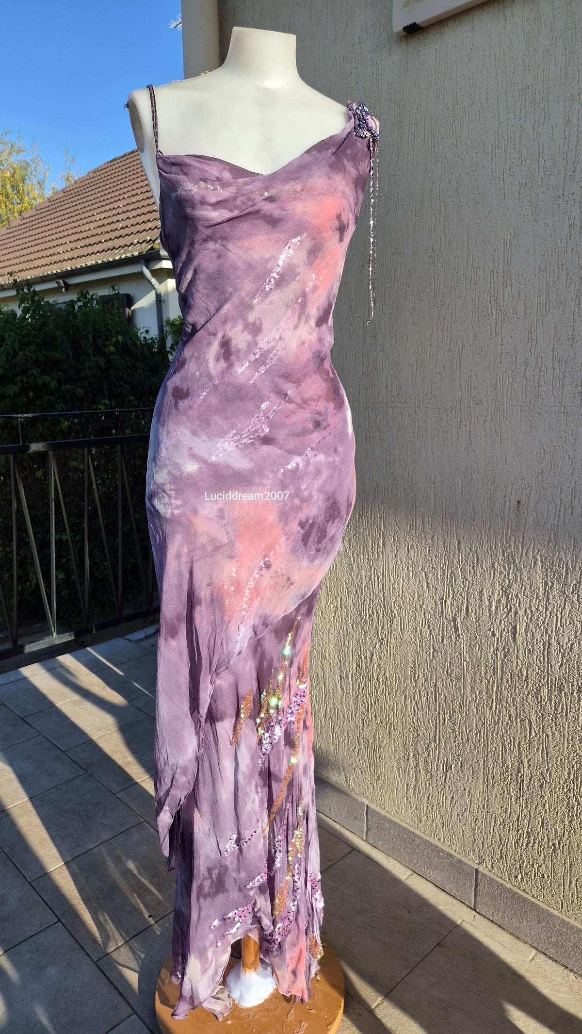 Robe en soie brodée Yve London