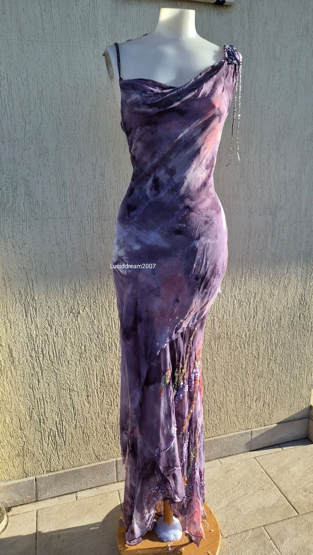 Robe en soie brodée Yve London