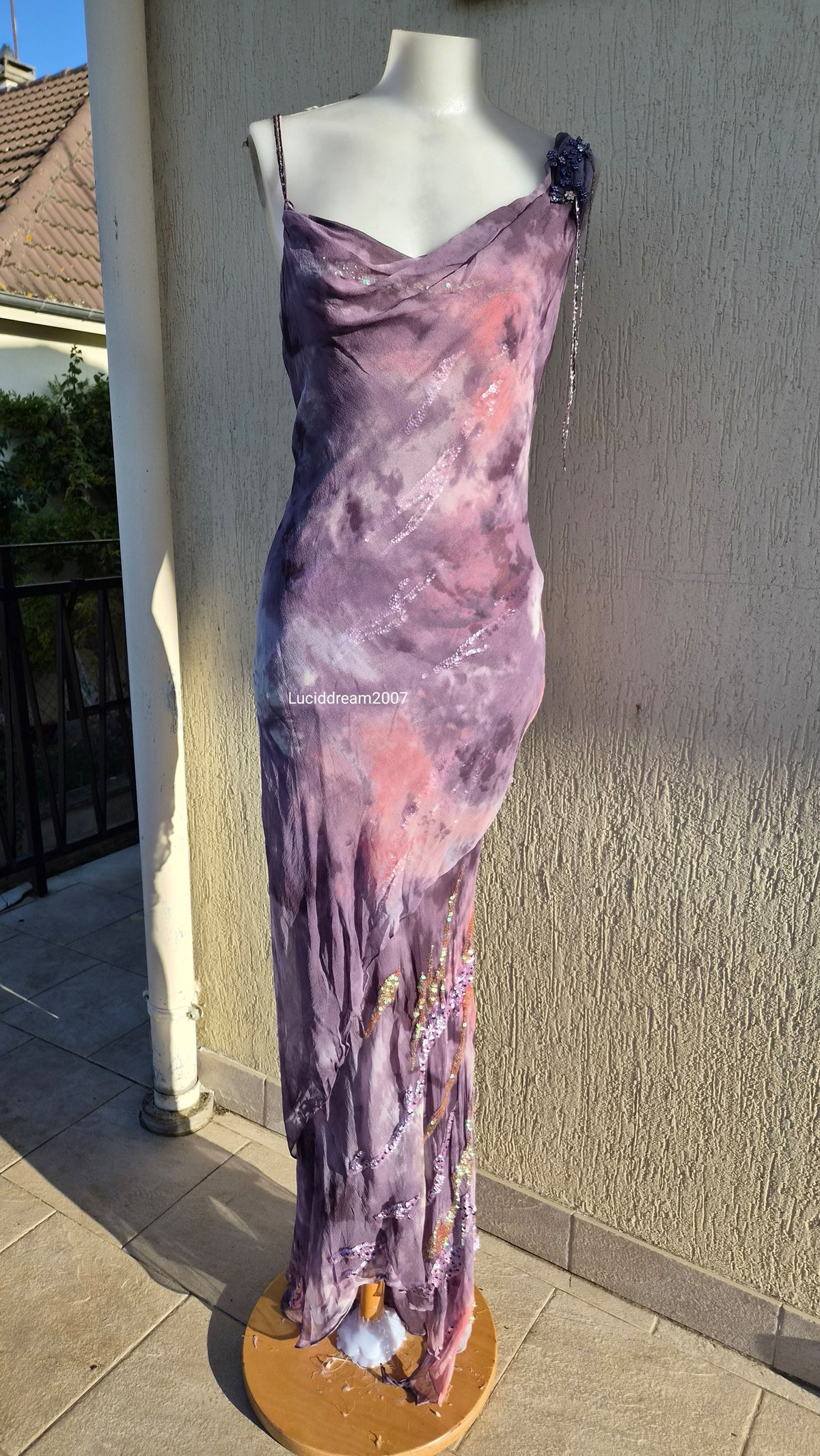 Robe en soie brodée Yve London