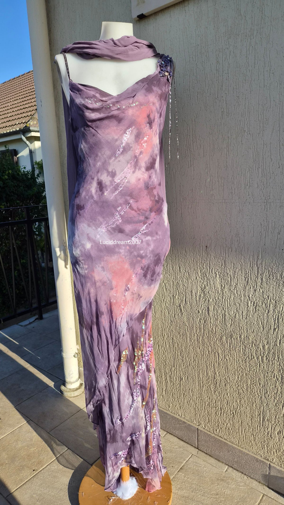 Robe en soie brodée Yve London