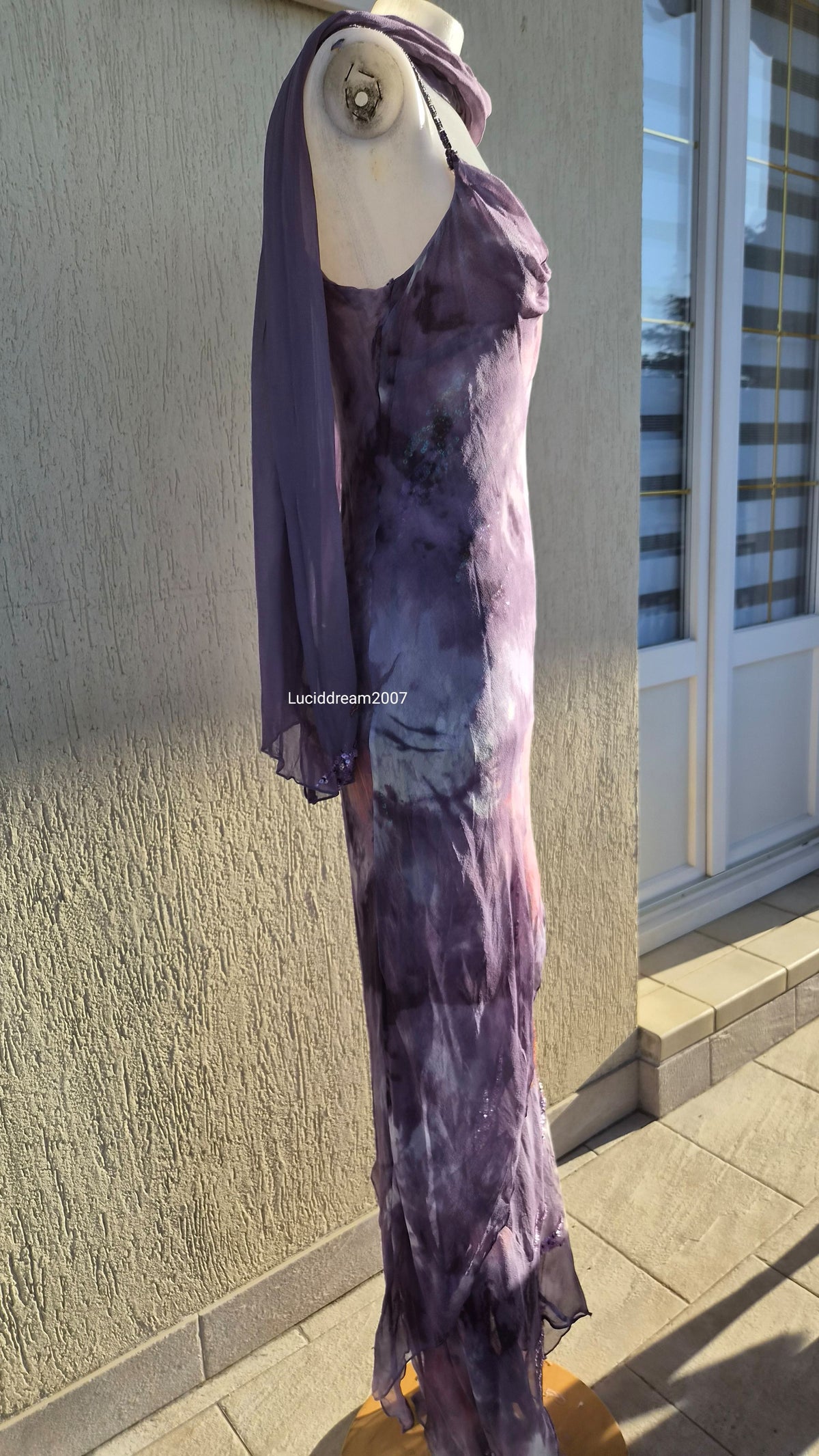 Robe en soie brodée Yve London
