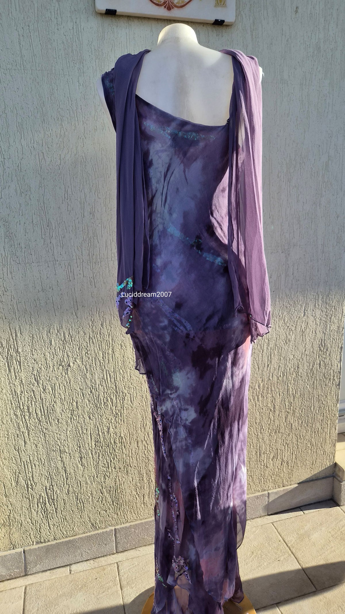 Robe en soie brodée Yve London