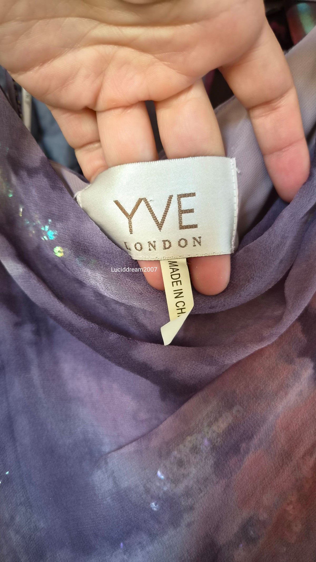 Robe en soie brodée Yve London