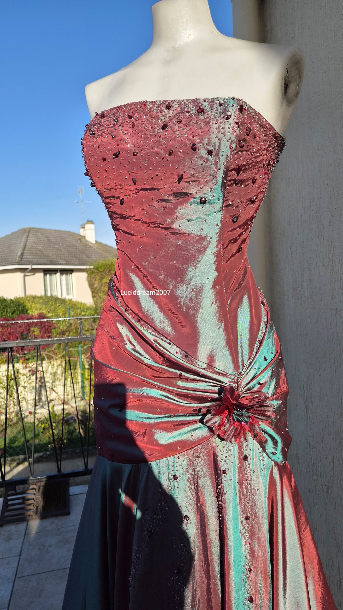 Robe bustier irisée brodée tons verts