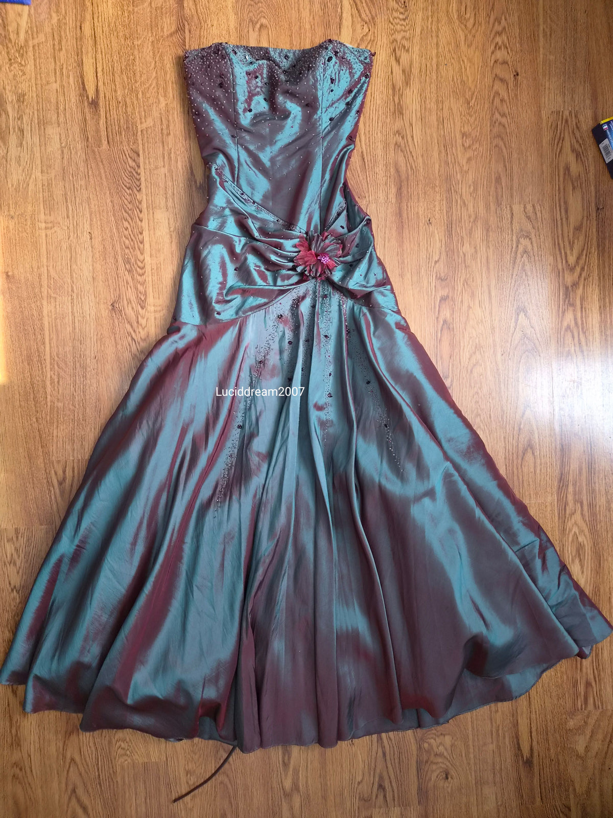Robe bustier irisée brodée tons verts