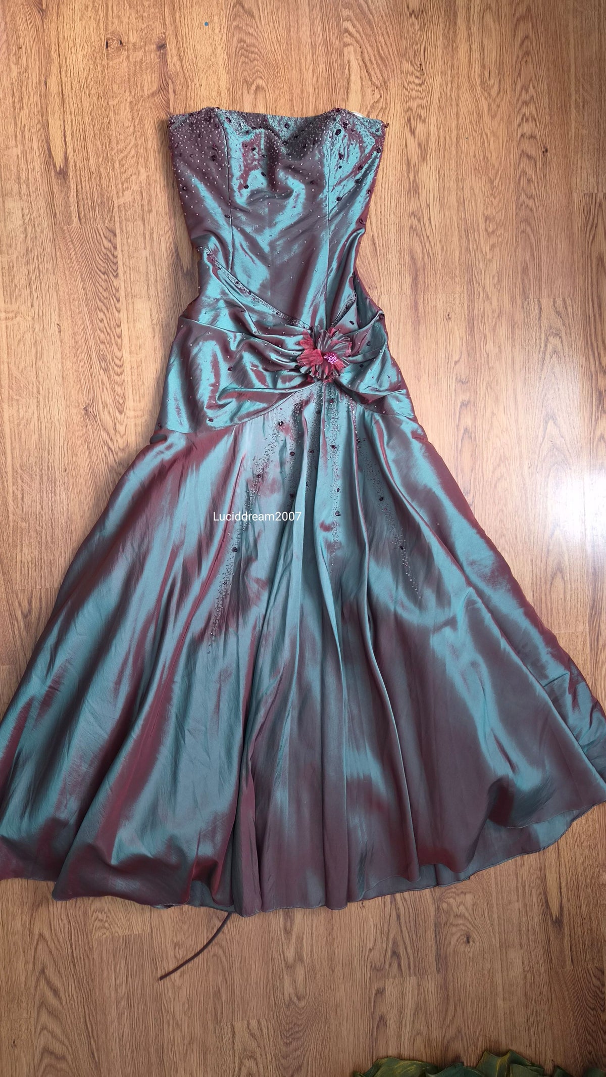 Robe bustier irisée brodée tons verts