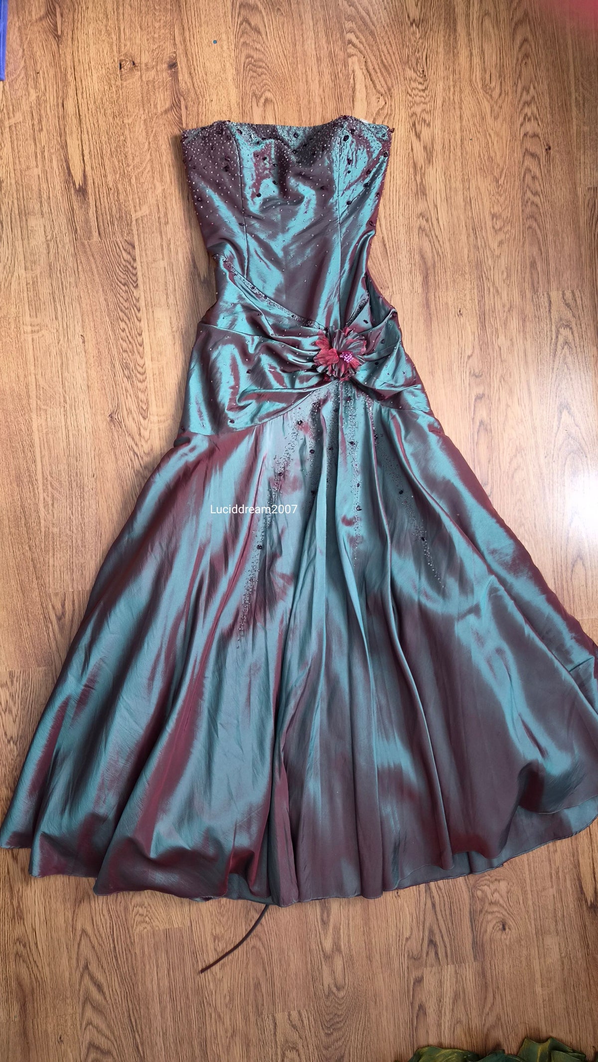 Robe bustier irisée brodée tons verts