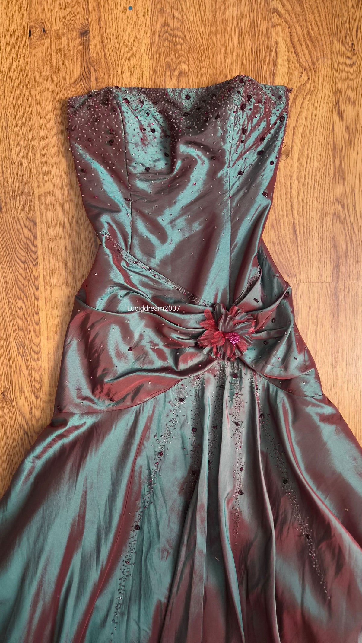 Robe bustier irisée brodée tons verts