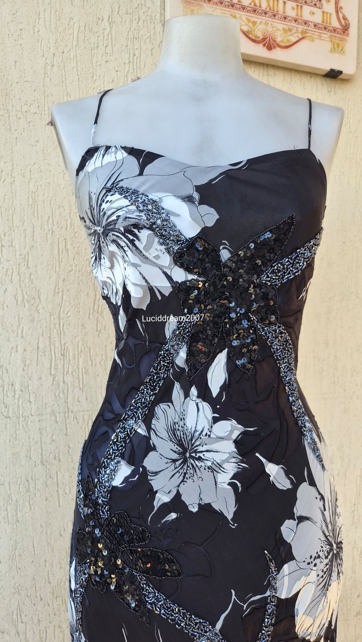 Robe noire et blanche en soie brodée de perles
