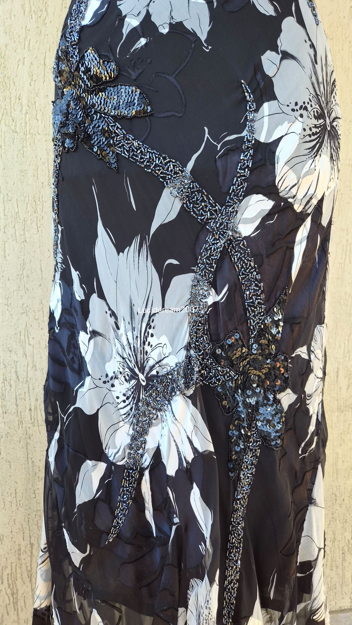 Robe noire et blanche en soie brodée de perles
