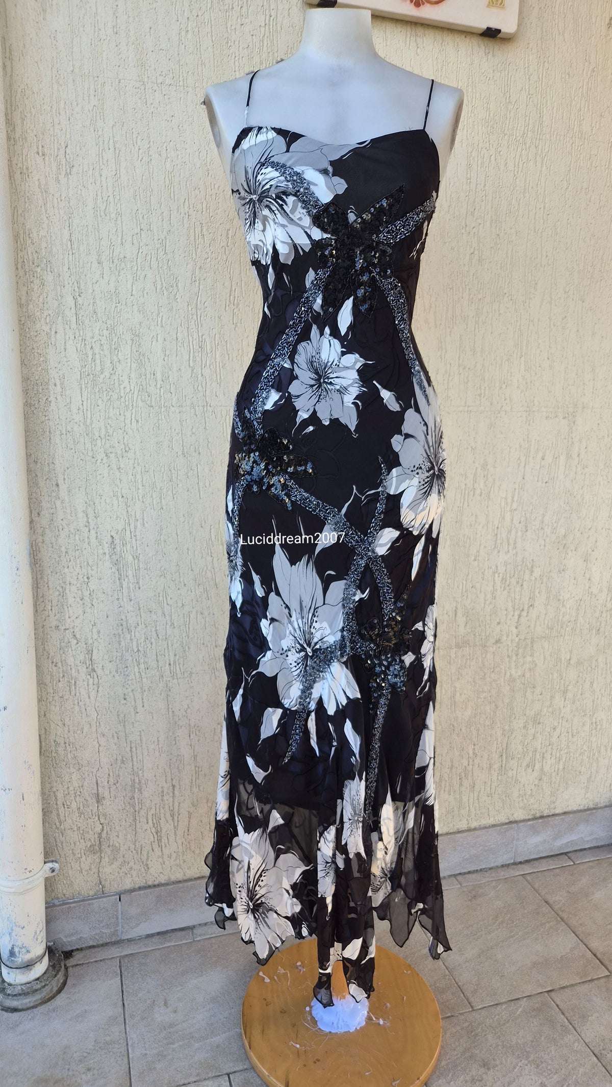 Robe noire et blanche en soie brodée de perles