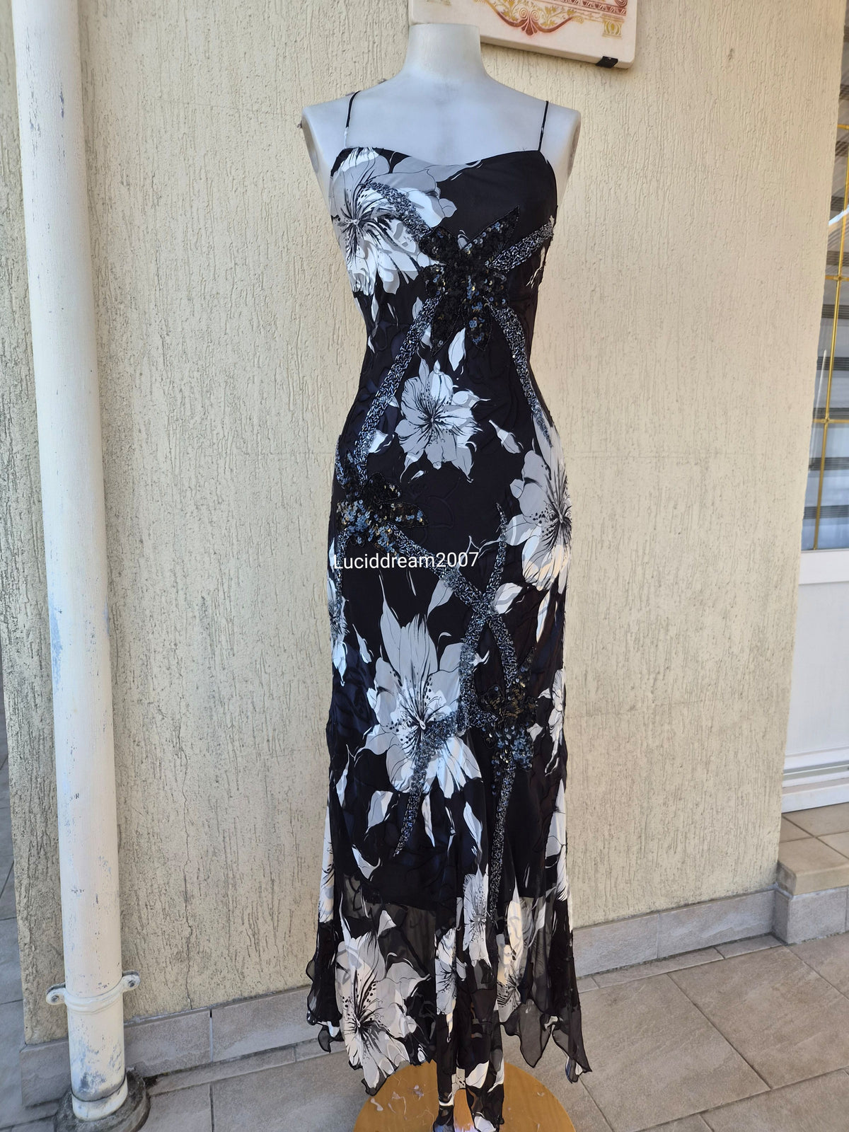 Robe noire et blanche en soie brodée de perles