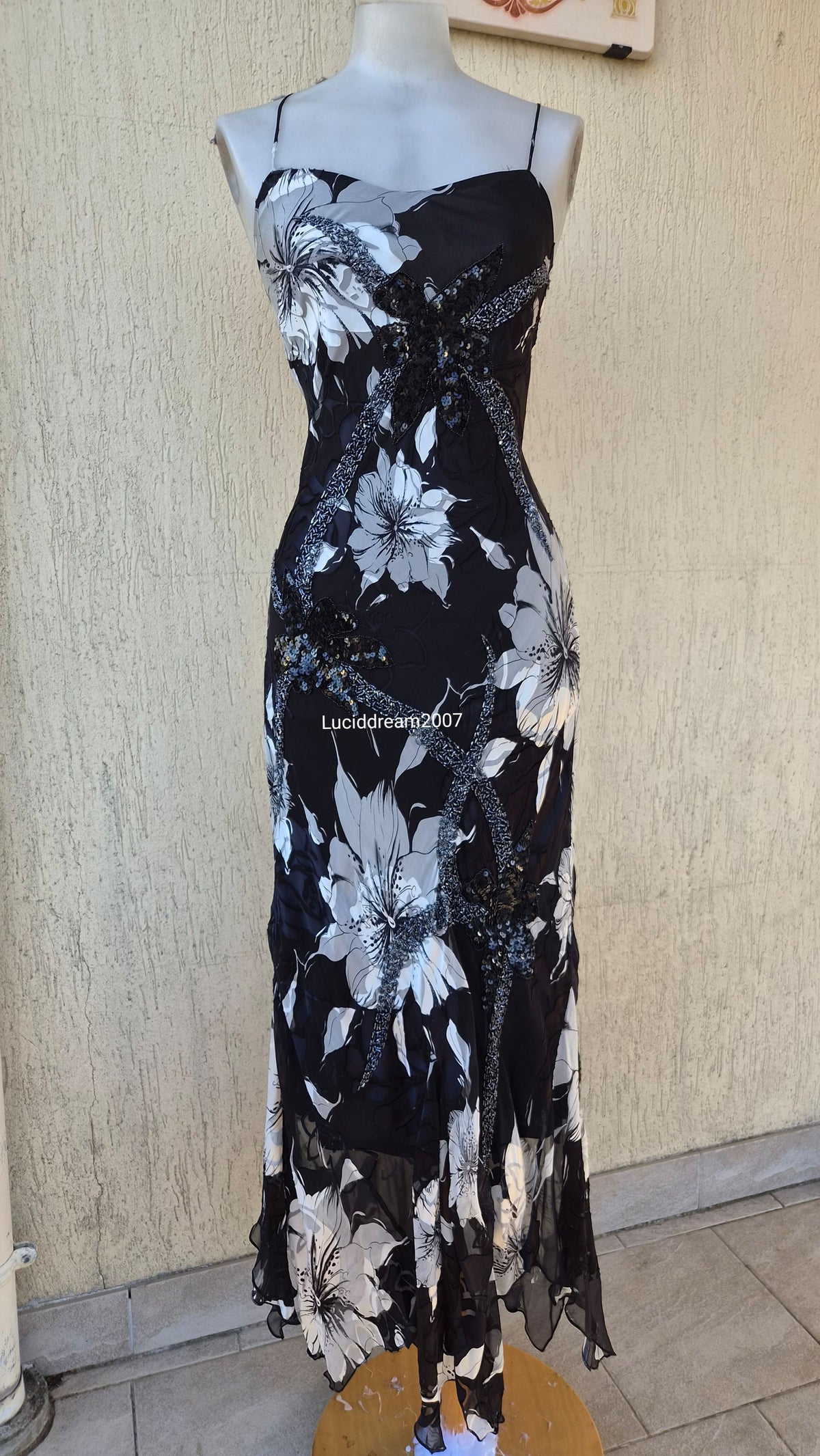 Robe noire et blanche en soie brodée de perles