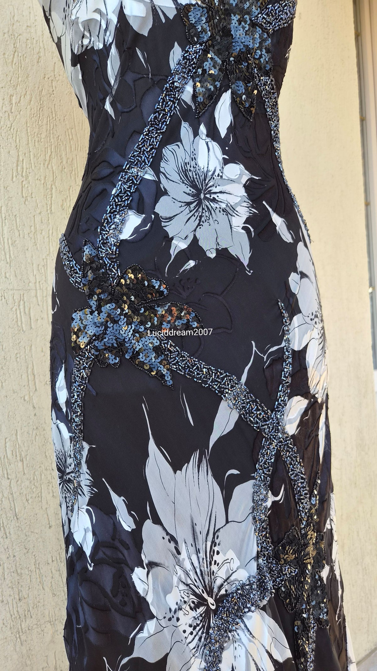 Robe noire et blanche en soie brodée de perles