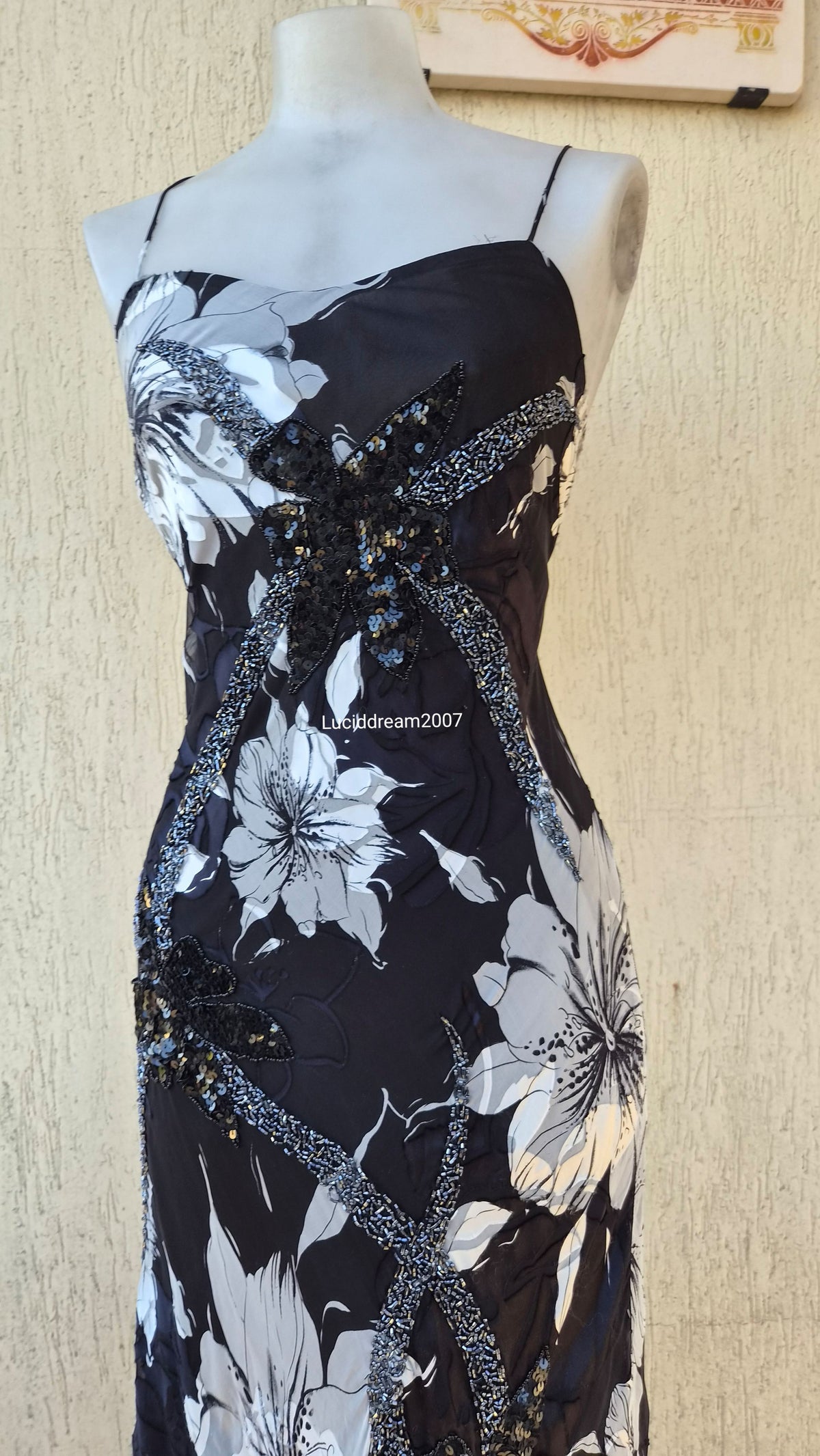 Robe noire et blanche en soie brodée de perles