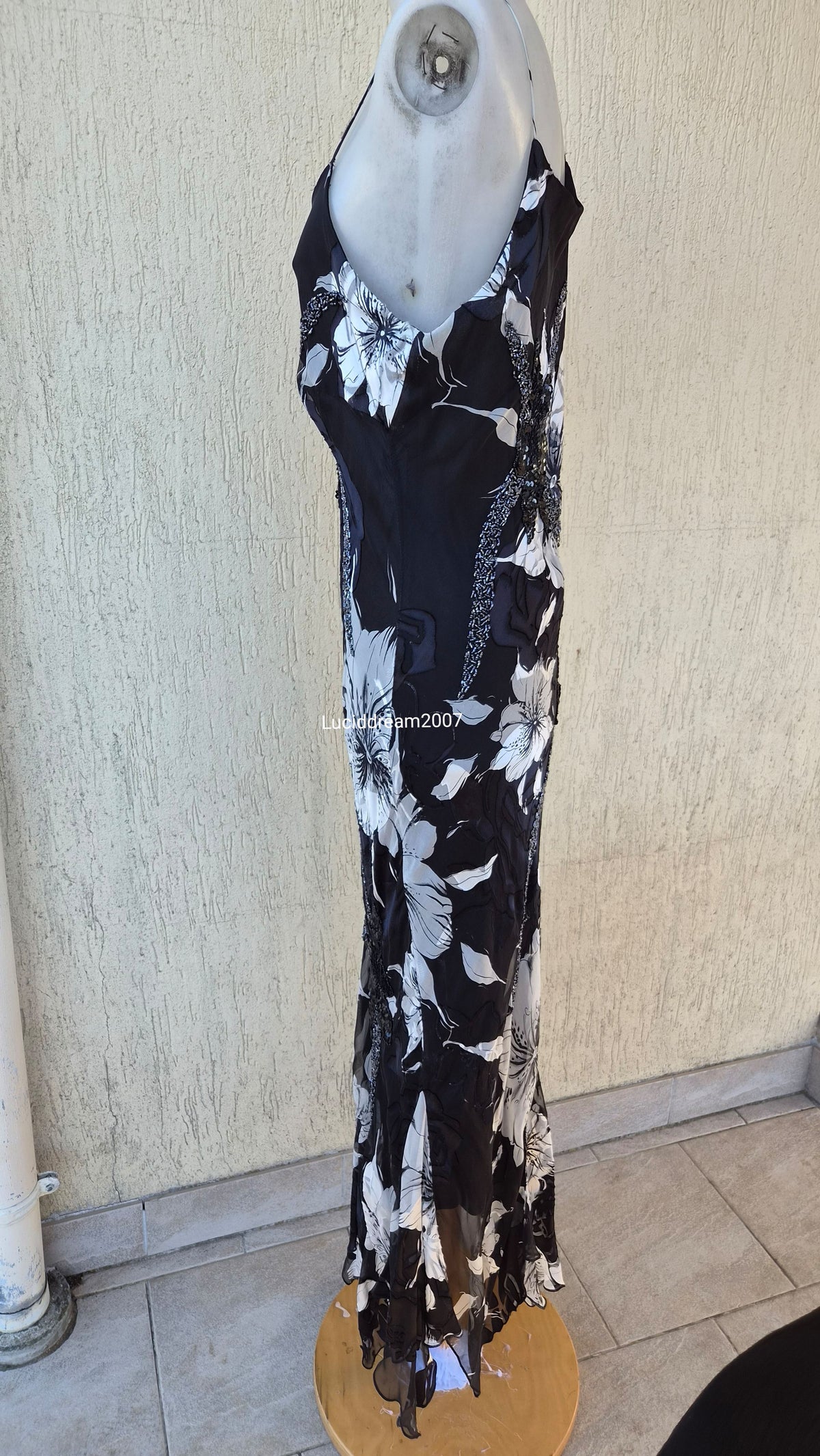 Robe noire et blanche en soie brodée de perles