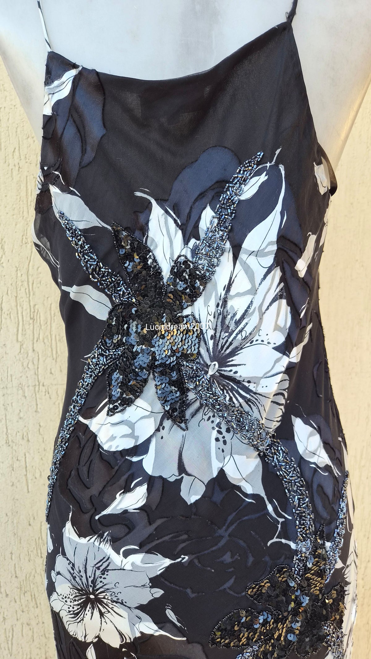 Robe noire et blanche en soie brodée de perles