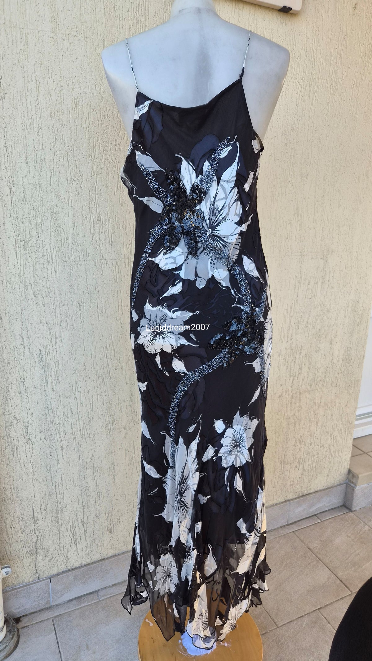Robe noire et blanche en soie brodée de perles