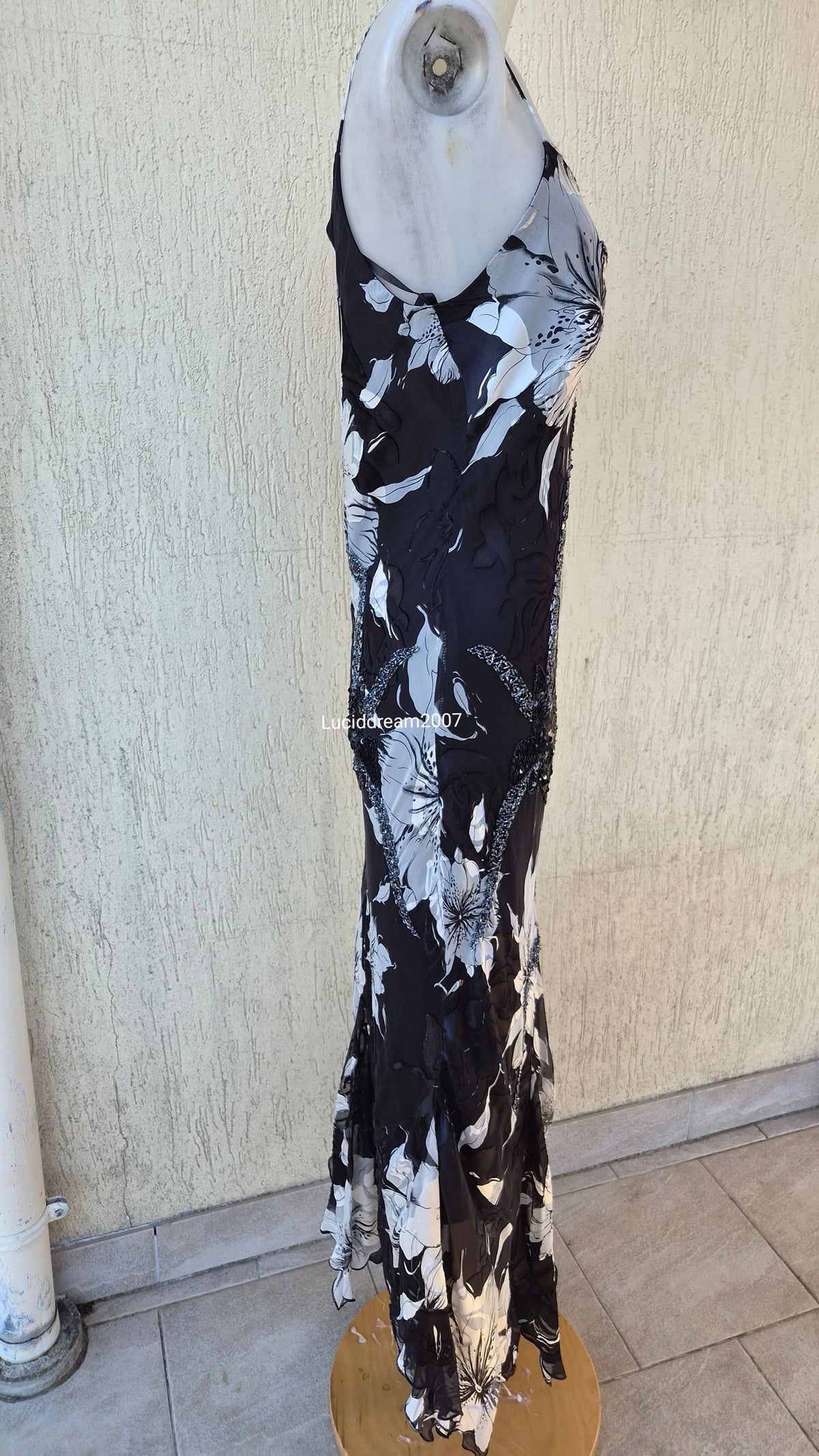 Robe noire et blanche en soie brodée de perles